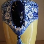 Paire de vases en barbotine