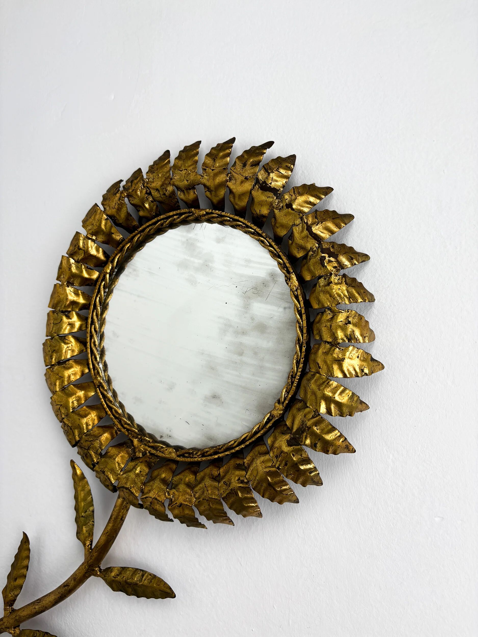 Miroir mural en forme de fleur éclatante, en fer doré, 1950