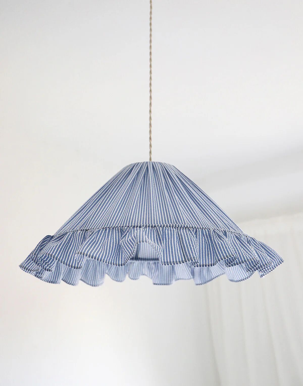Conical suspension with fine stripes and Emilia "marina" shade.