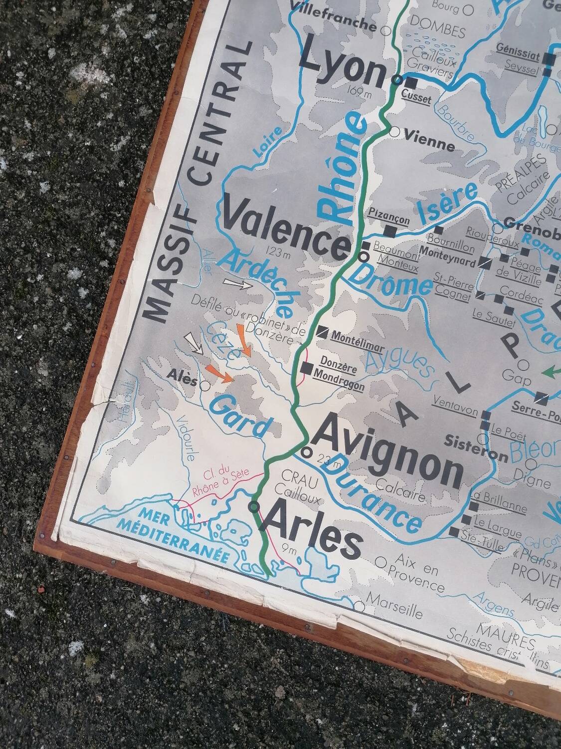 Ancienne affiche scolaire MDI France, le gros élevage et le Rhône.