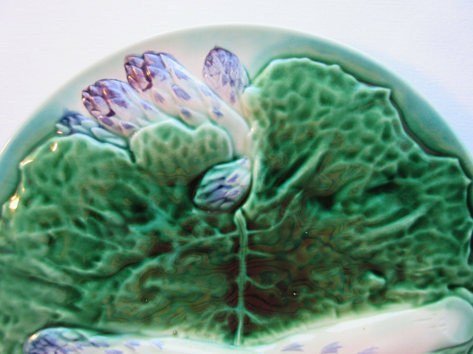 Asparagus plate in dabbling, with a leaf of green cabbage