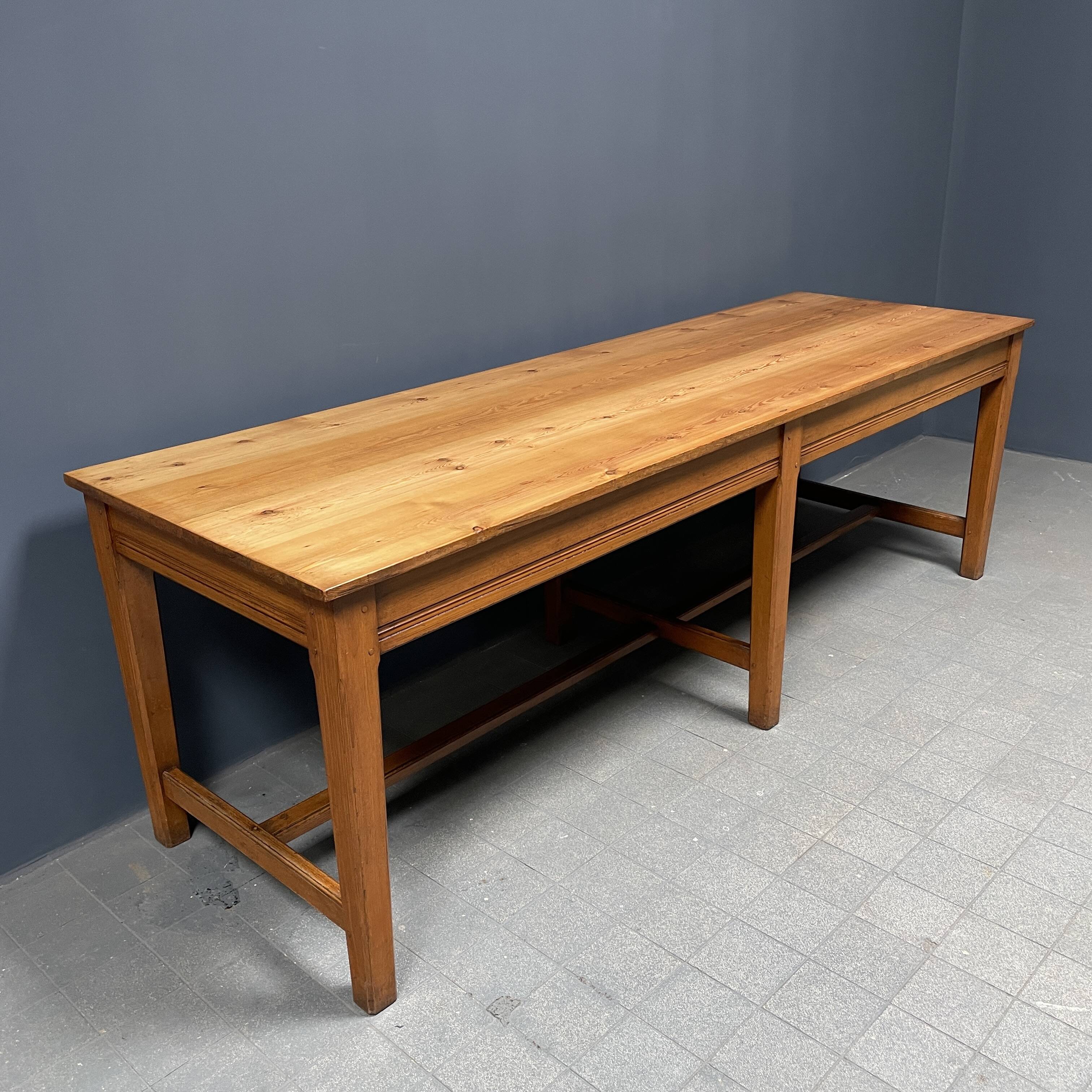 Grande table à draperie en bois antique