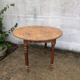 Round folding table