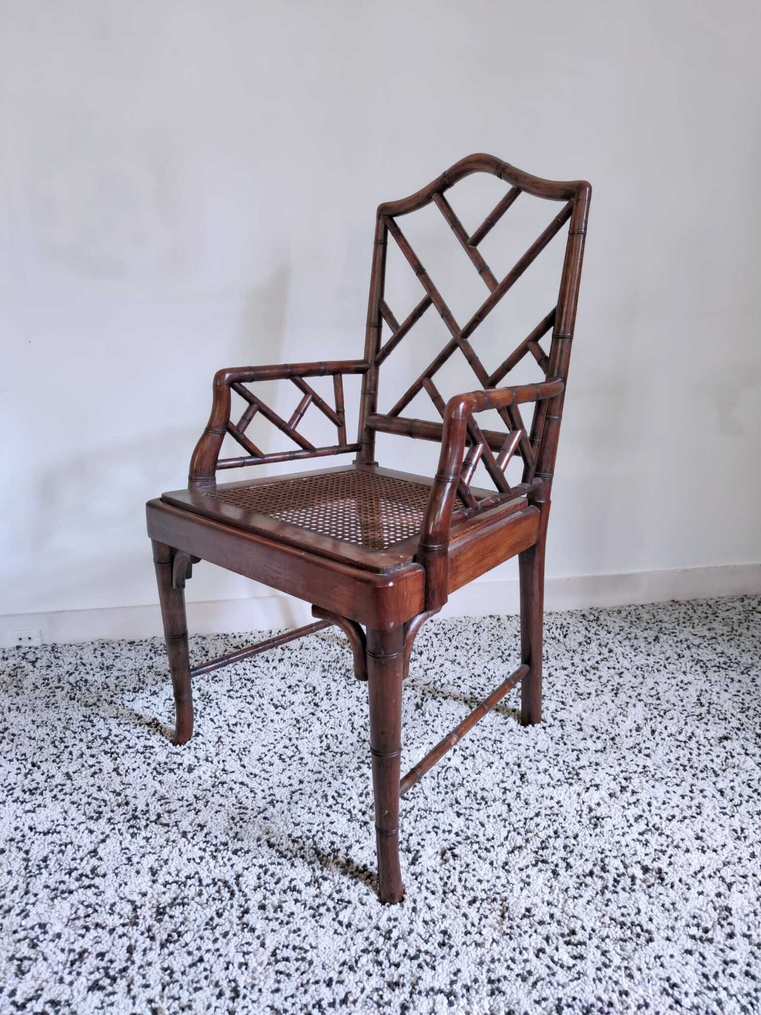 Fauteuil asiatique canné en bois à l'imitation du bambou