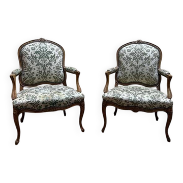Paire de larges fauteuils de style Louis XV