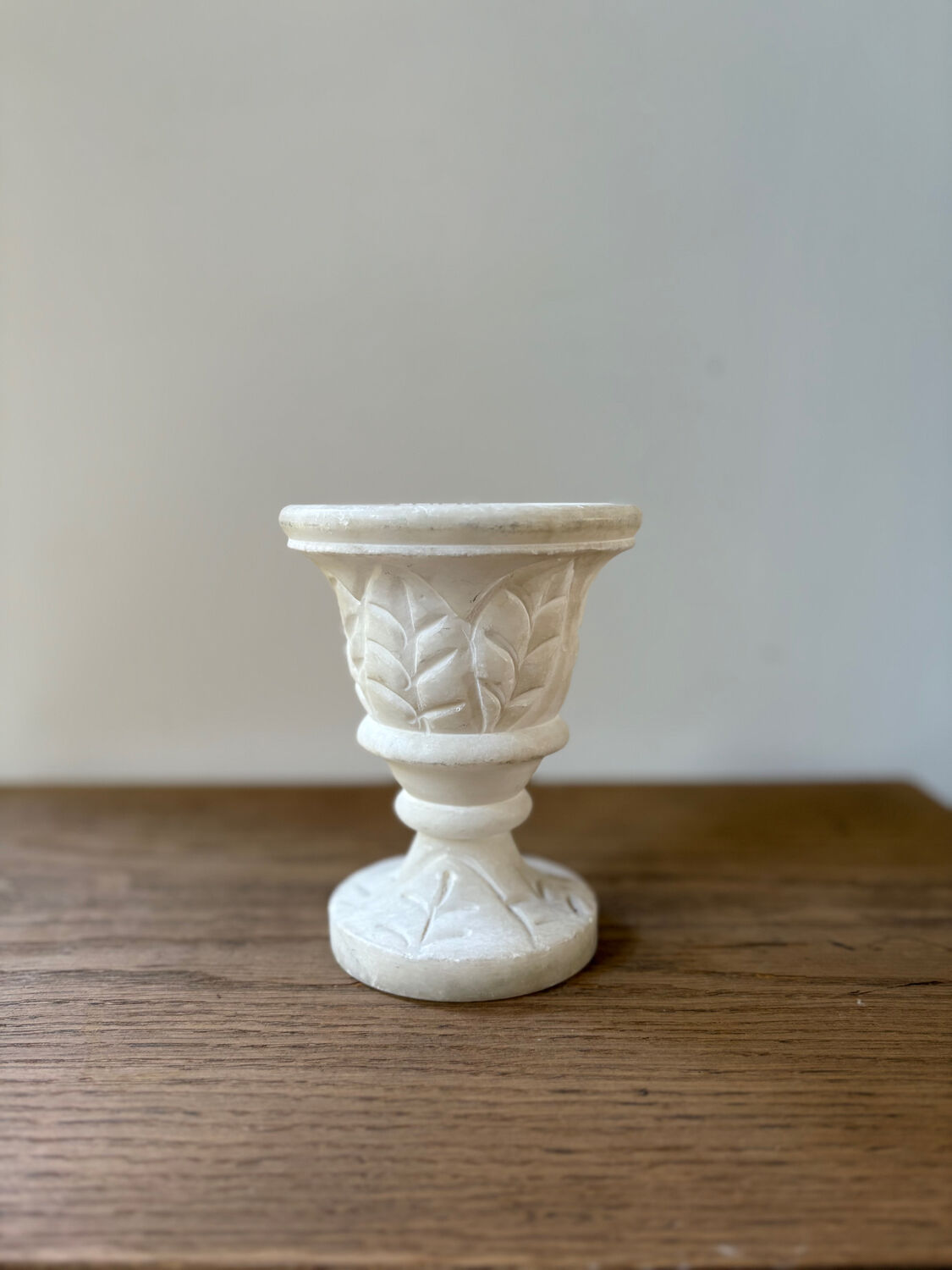 Vase en albâtre sculpté vintage