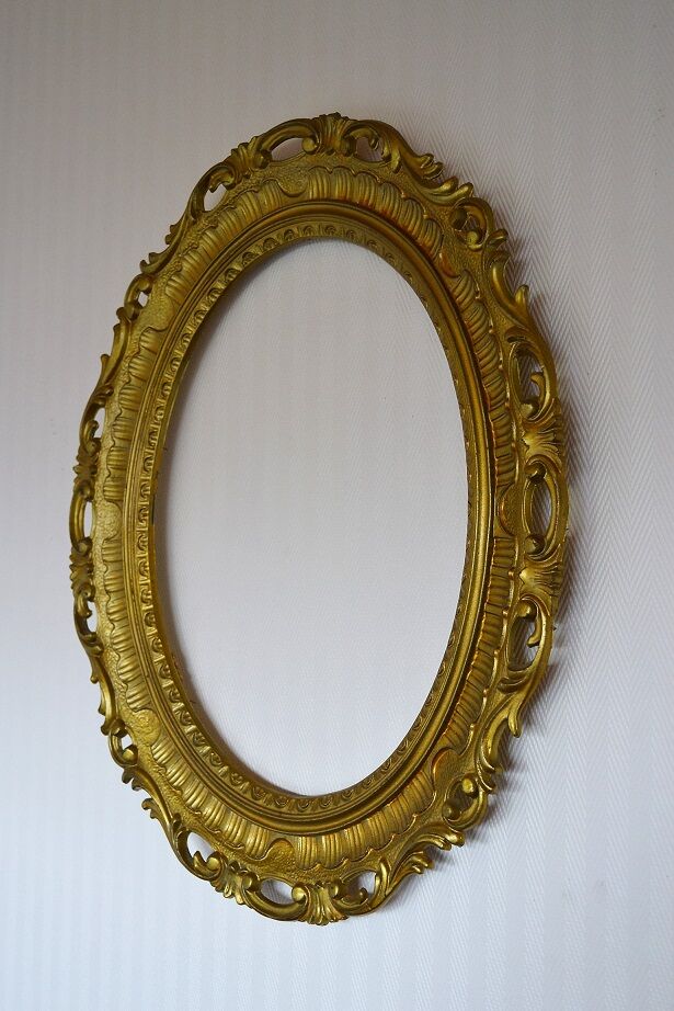 Oval frame in golden resin