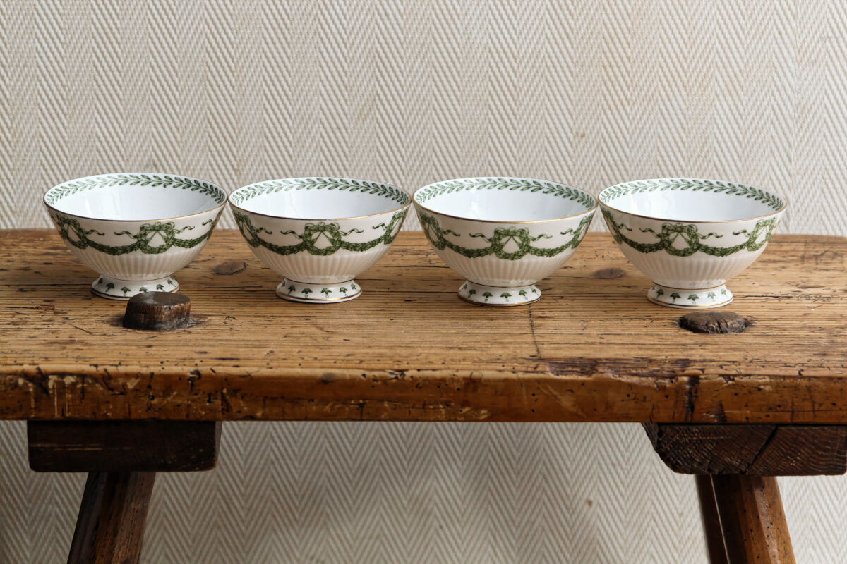 Set of cups and saucers, Sarreguemines porcelain, decoration "laurels"