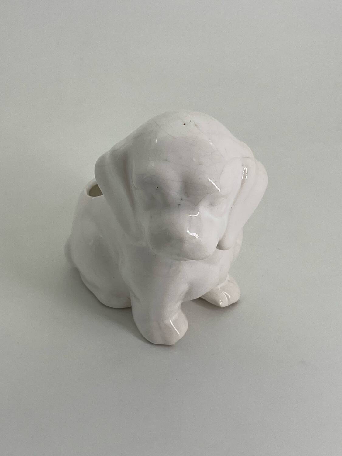 Cache pot chien en porcelaine blanc vintage