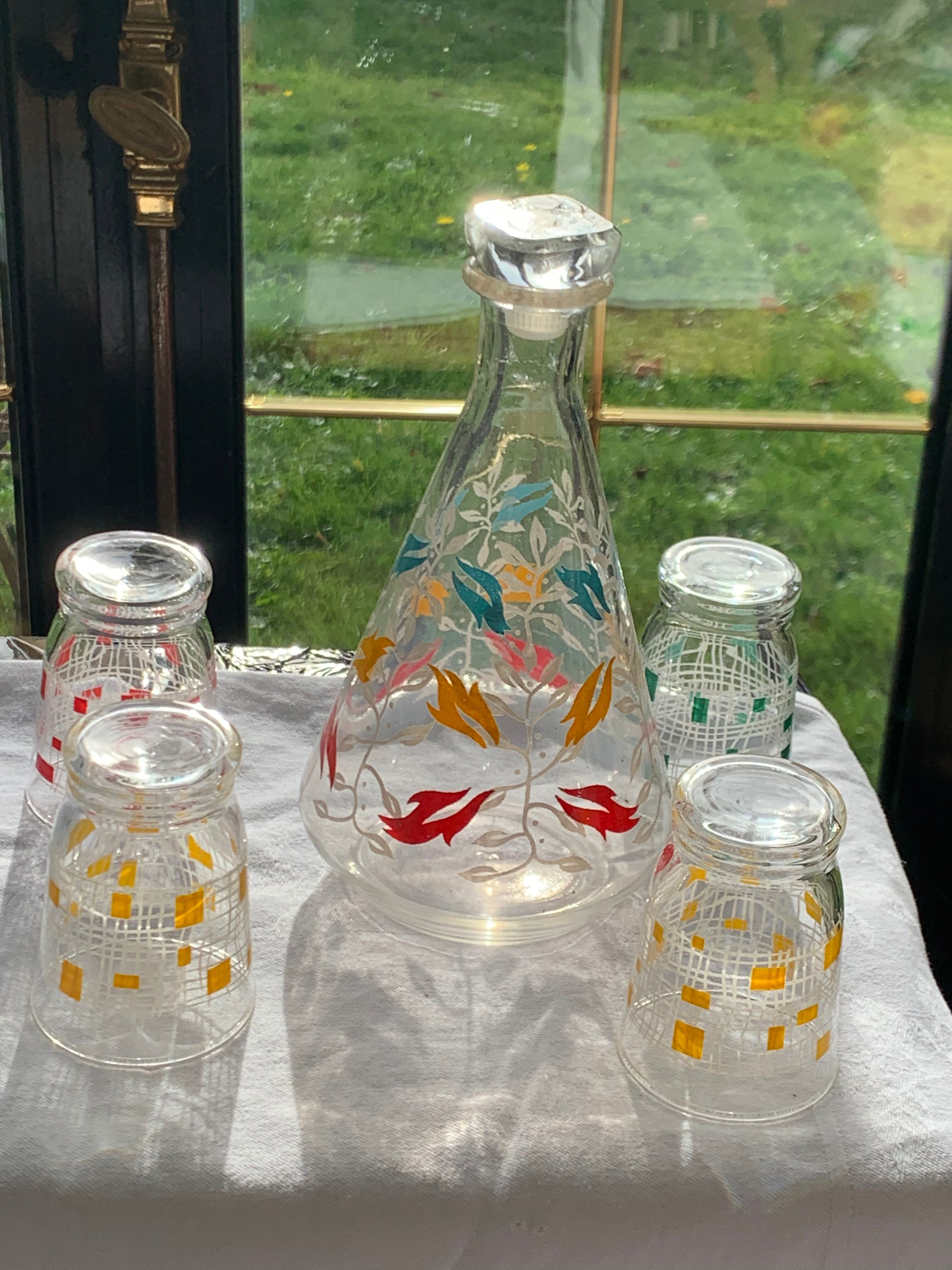 Carafe and 4 glasses with design and vintage patterns 1950/60