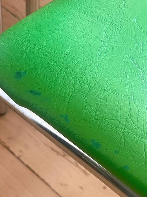 Série de 8 chaises Souvignet en chrome et skaï vert
