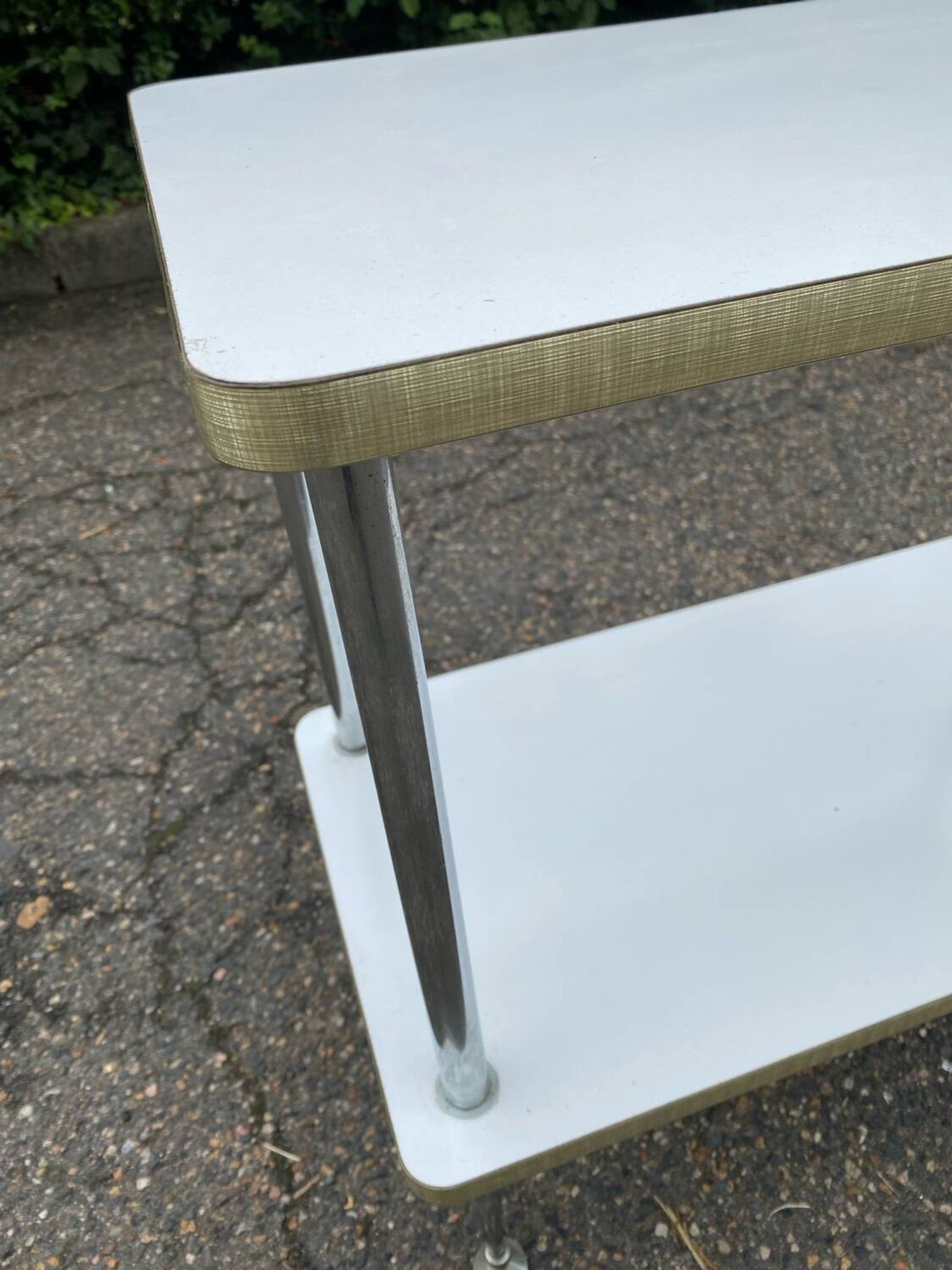 Desserte blanche et dorée en acier et bois
