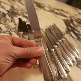12 couteaux de table en métal argenté brillant 1950