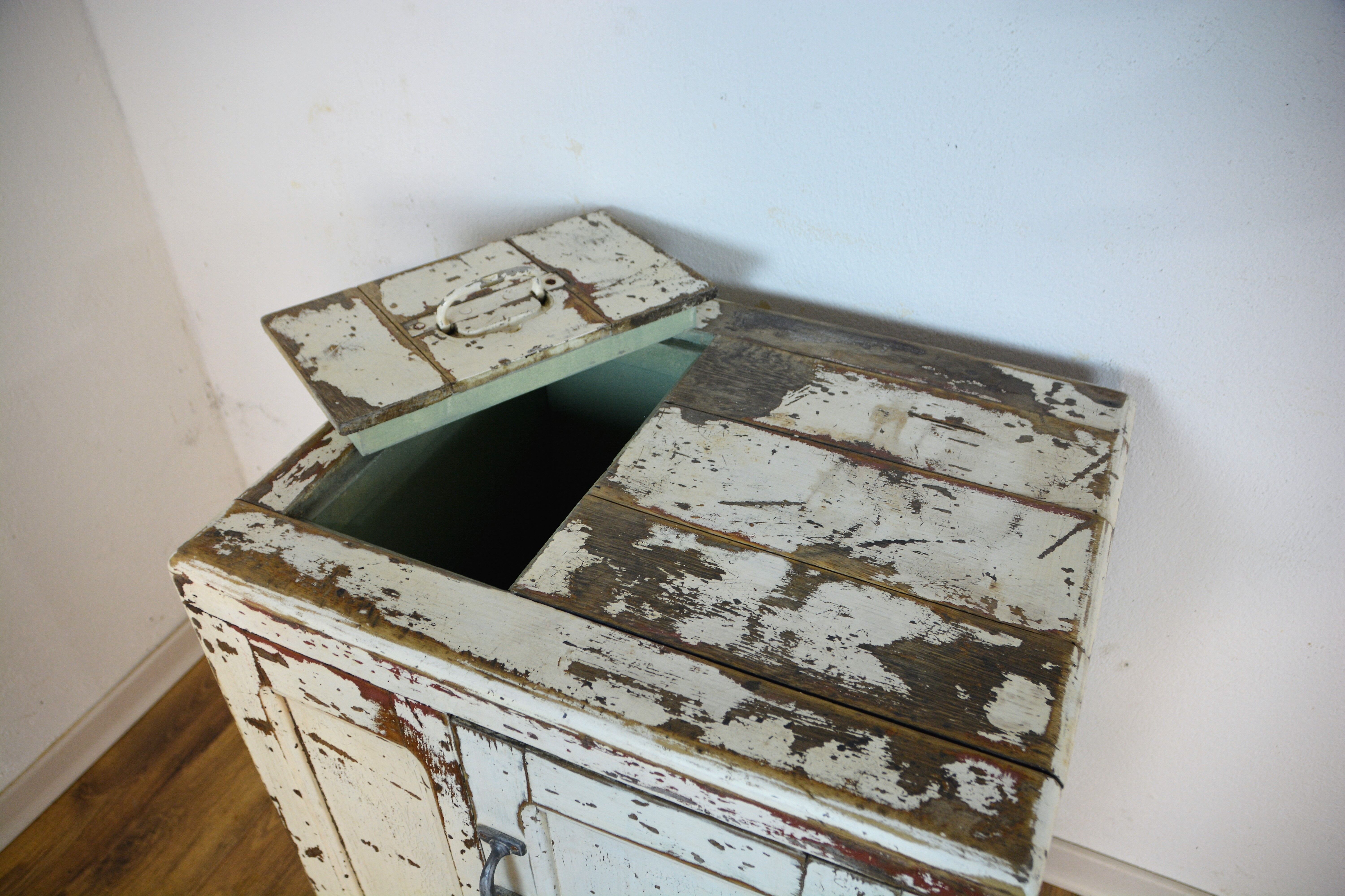 Cooler, patinated vintage Parisian sideboard
