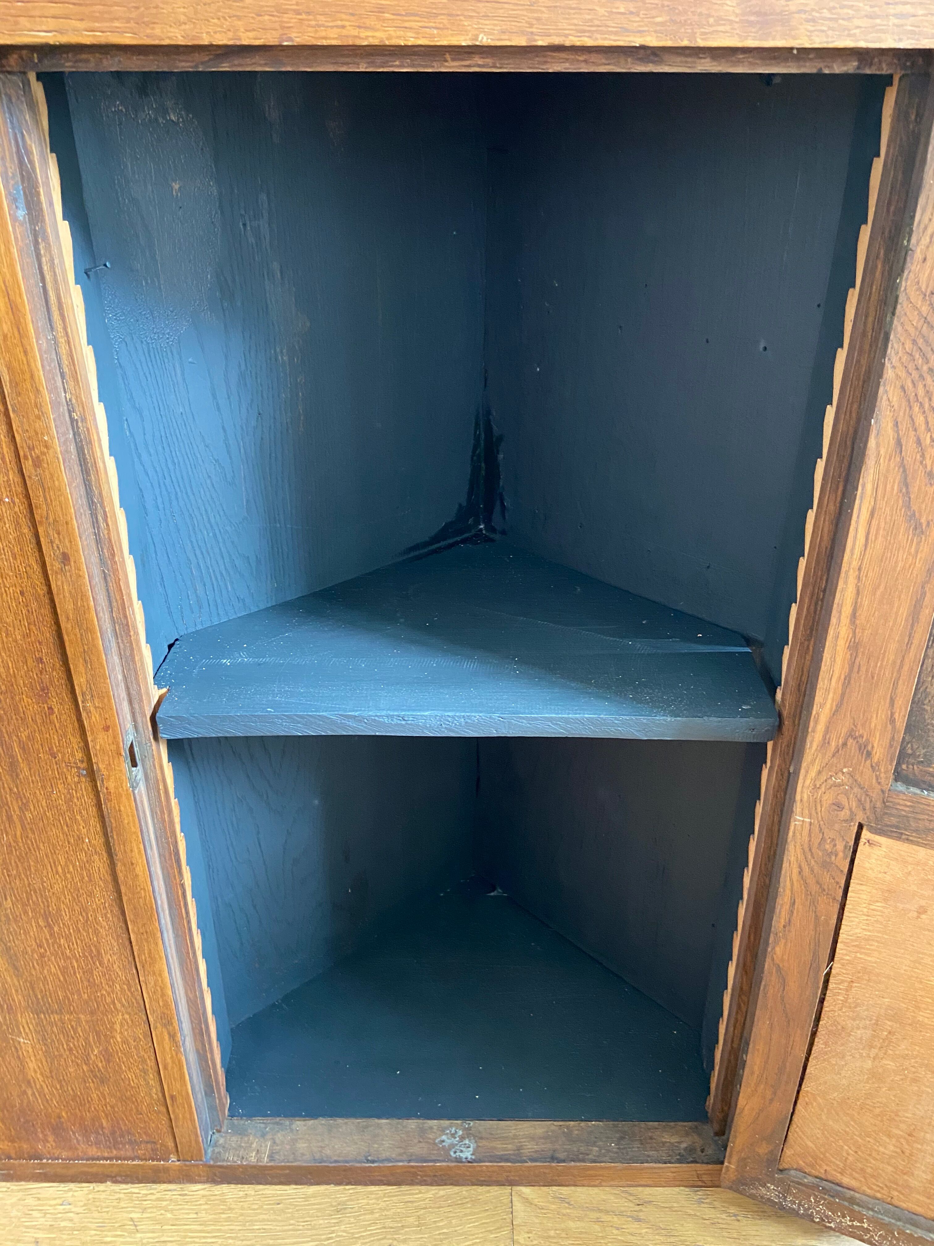 Wooden corner confectioner