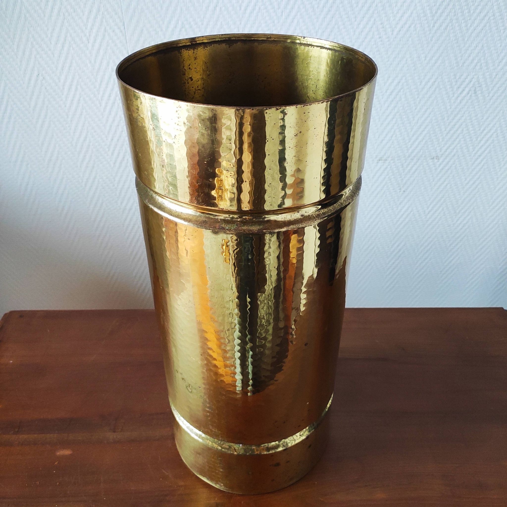 Vintage 1970s Italian umbrella stand in hammered brass, signed.