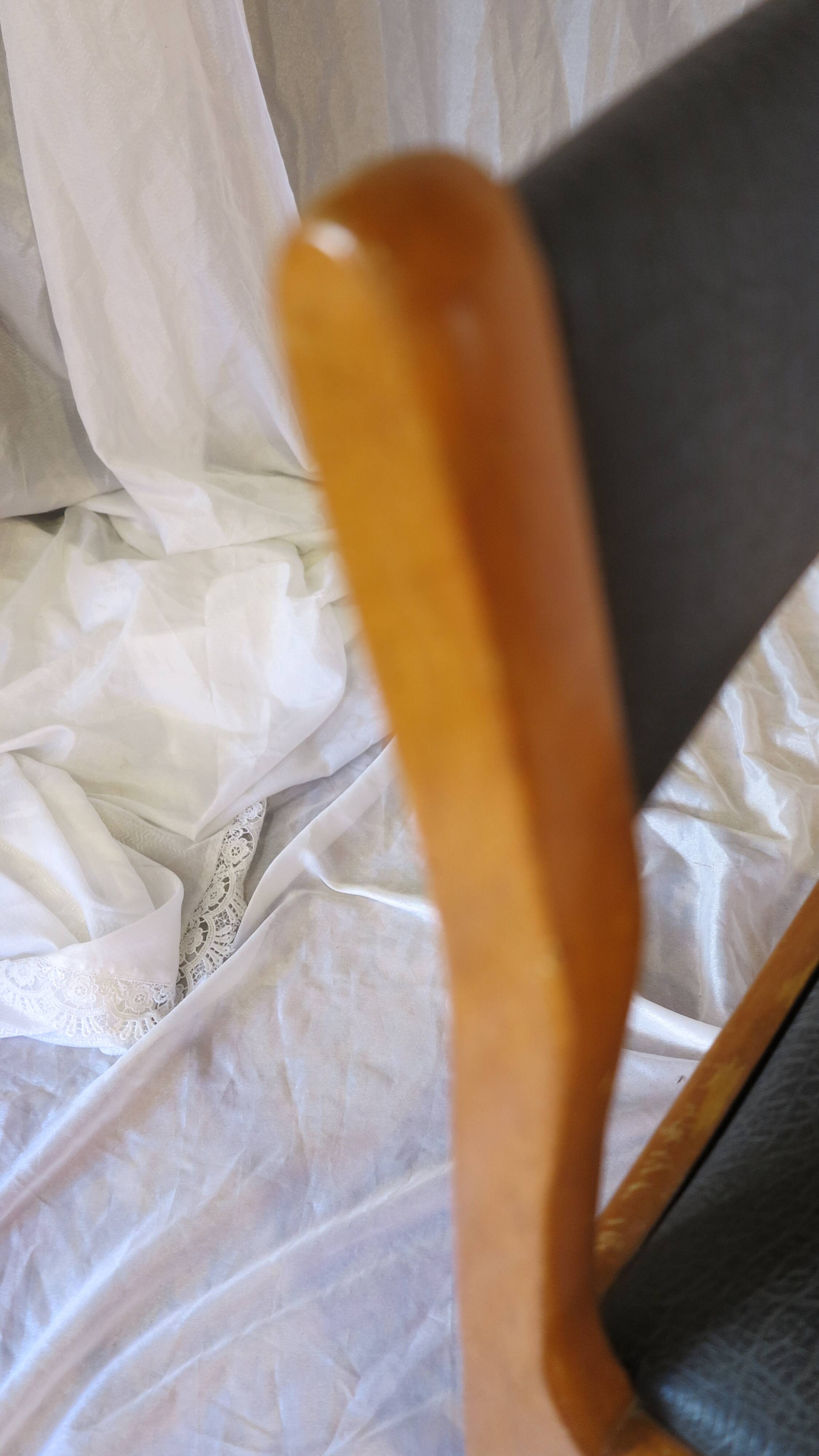 Set of 4 Scandinavian chairs in black faux leather