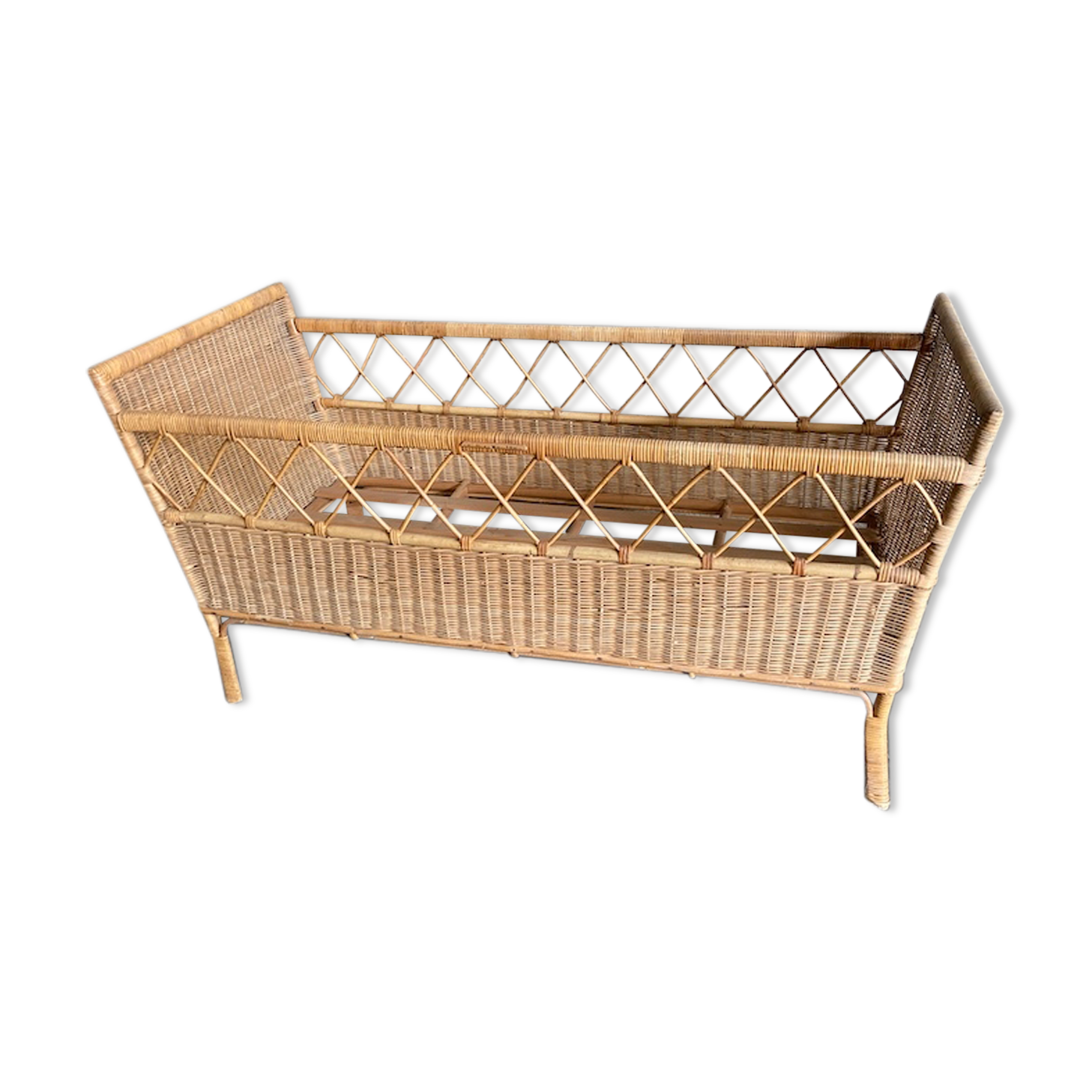 Braided rattan cot