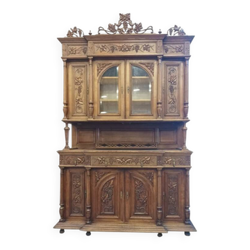 Art Nouveau buffet in carved oak with grapevine cluster decoration.