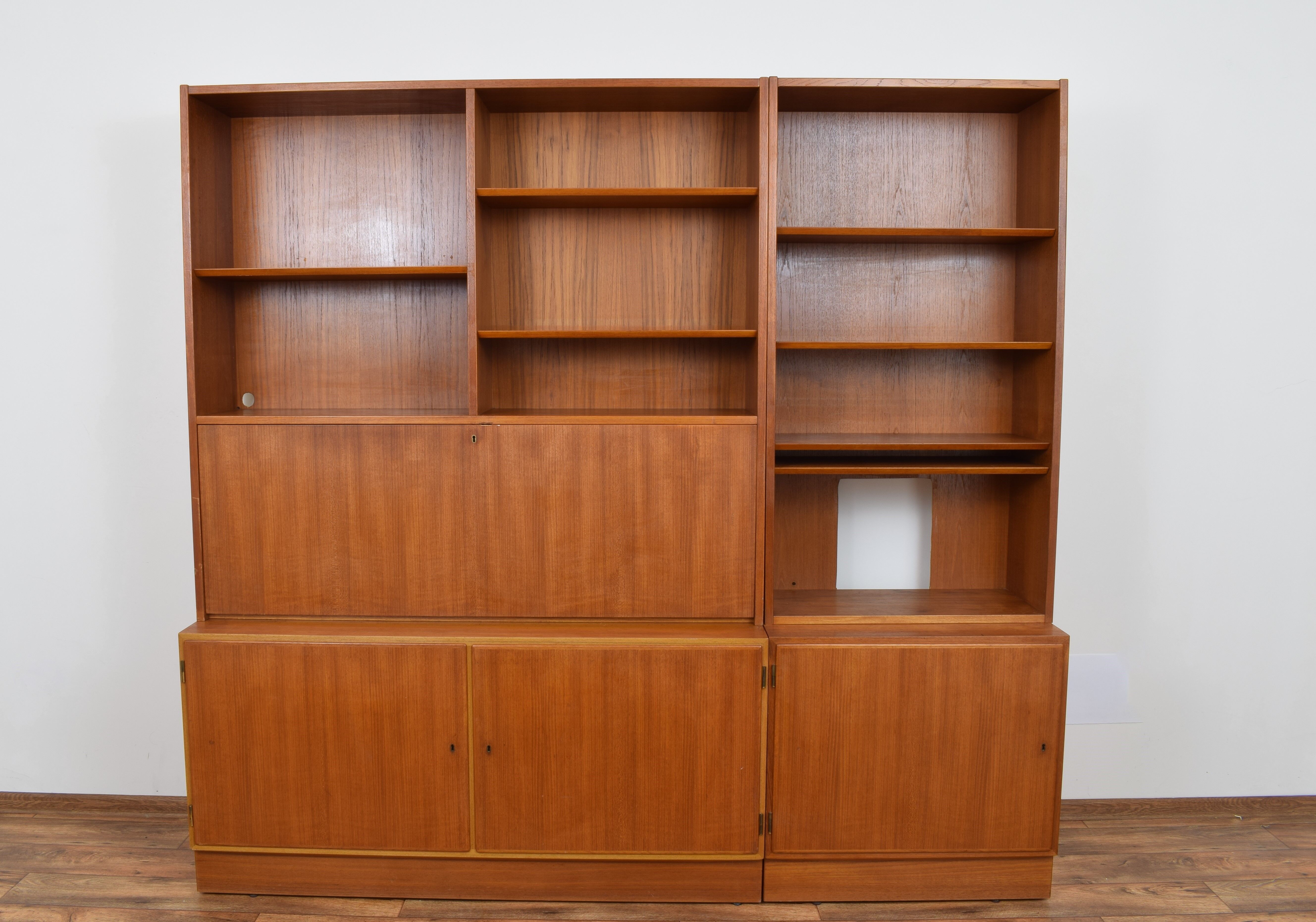 Set of 2 teak wood bookcases by Hundevad & Co