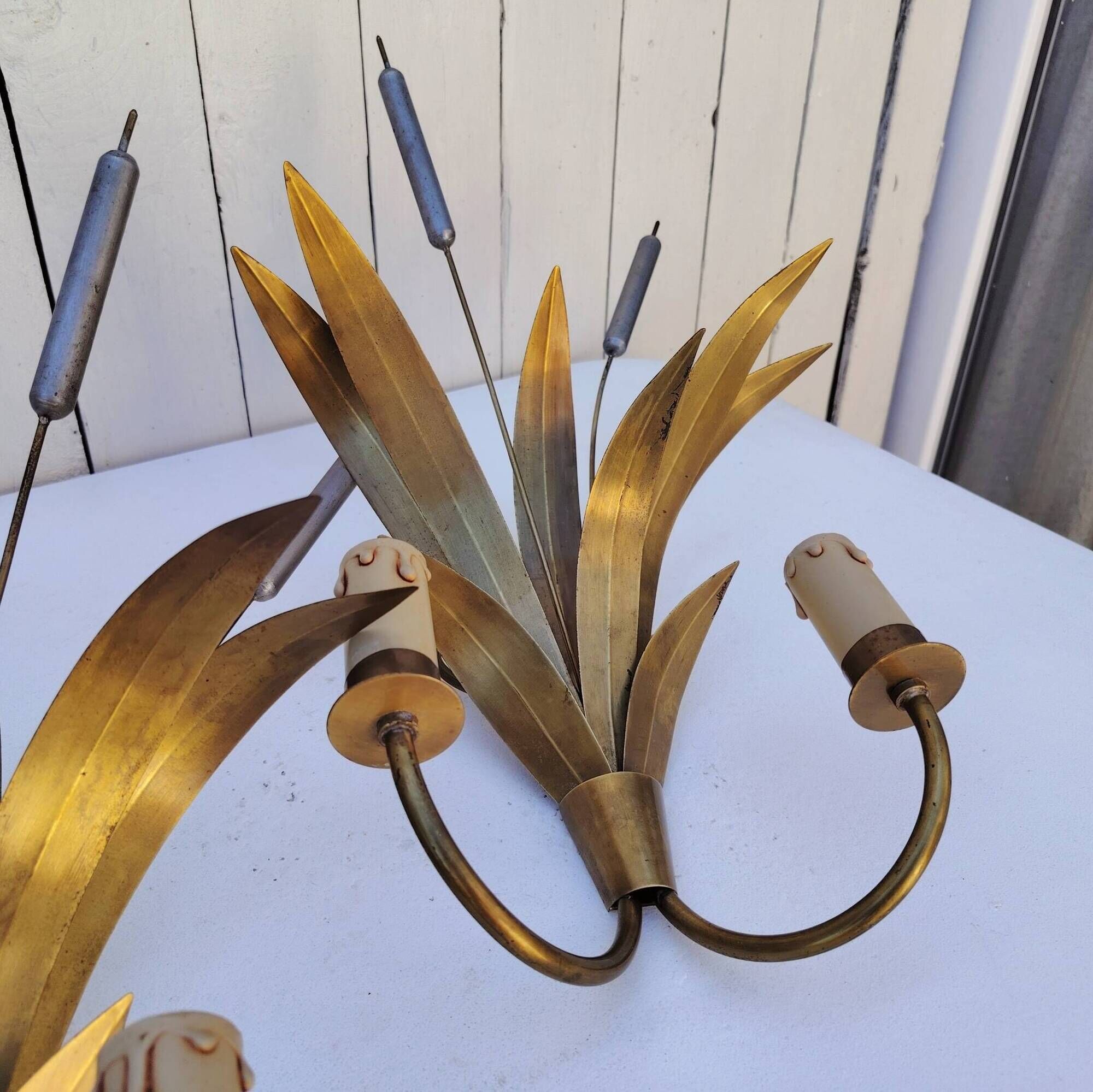 Brass wall lights with a bouquet of reeds by FlorArt.