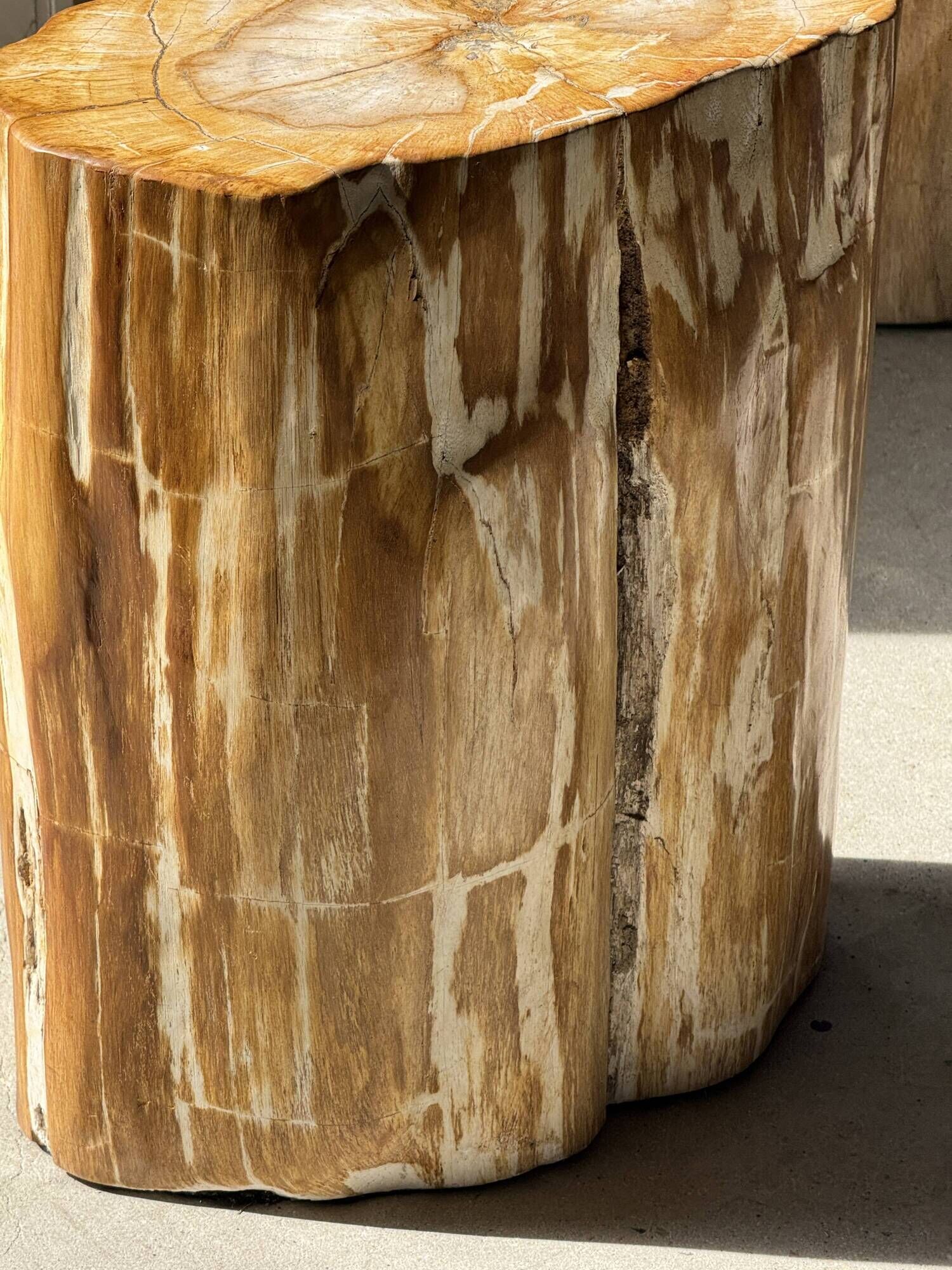Table d'appoint en bois pétrifié orange doré et blanche ovale H46 D38 - 333