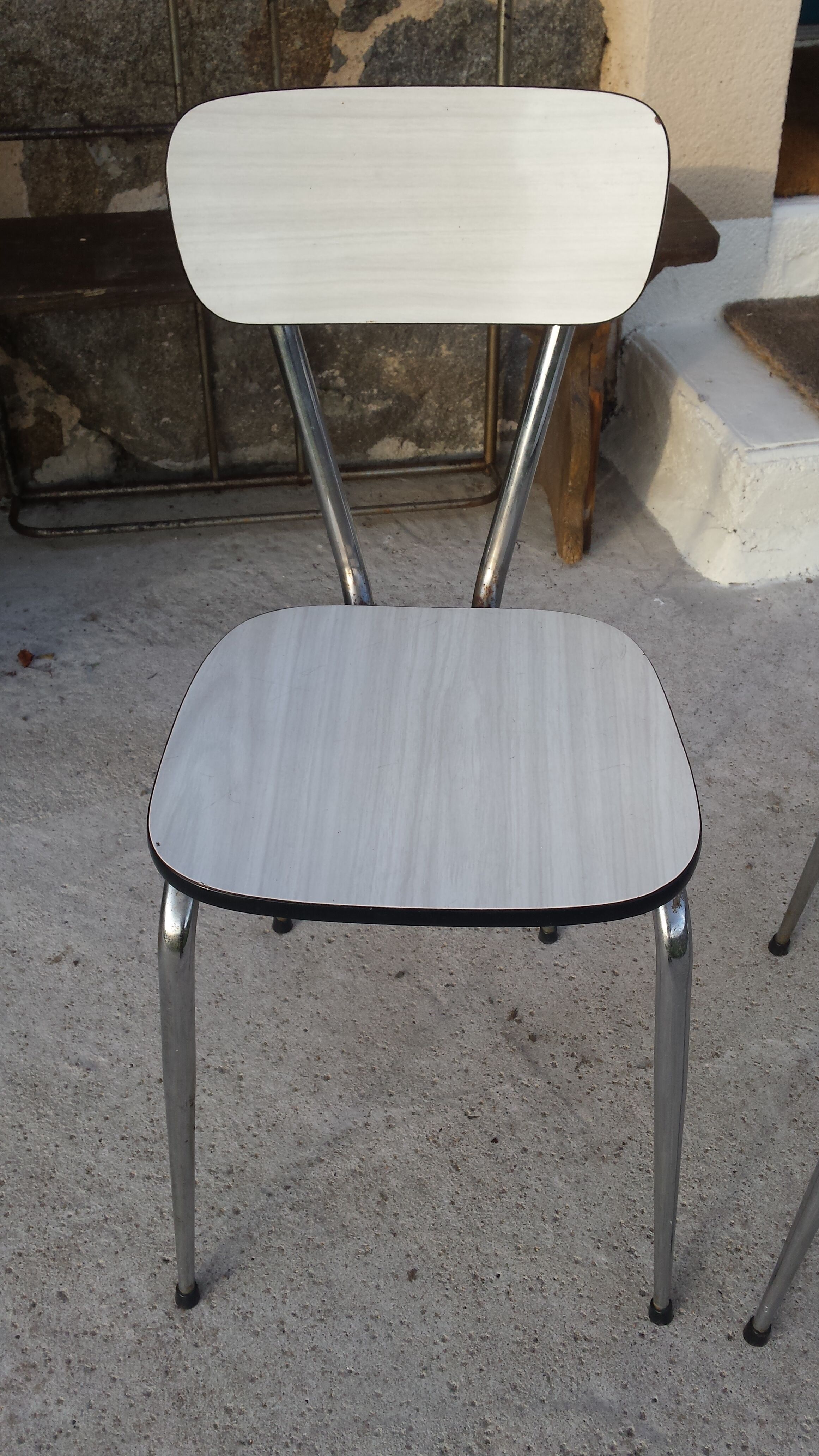 Table and 4 chairs in white formica