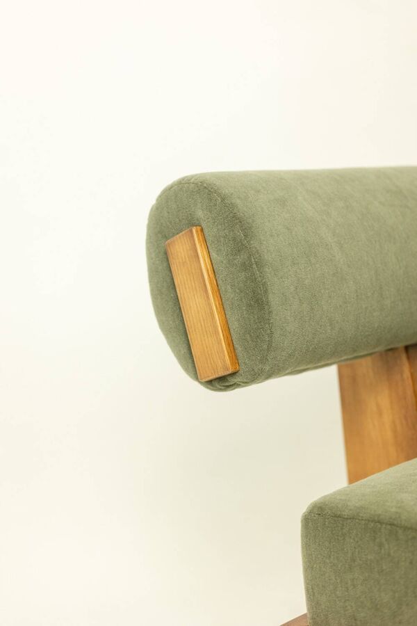 Banquette 3 places en frêne clair et velours de mohair vert. Contemporain