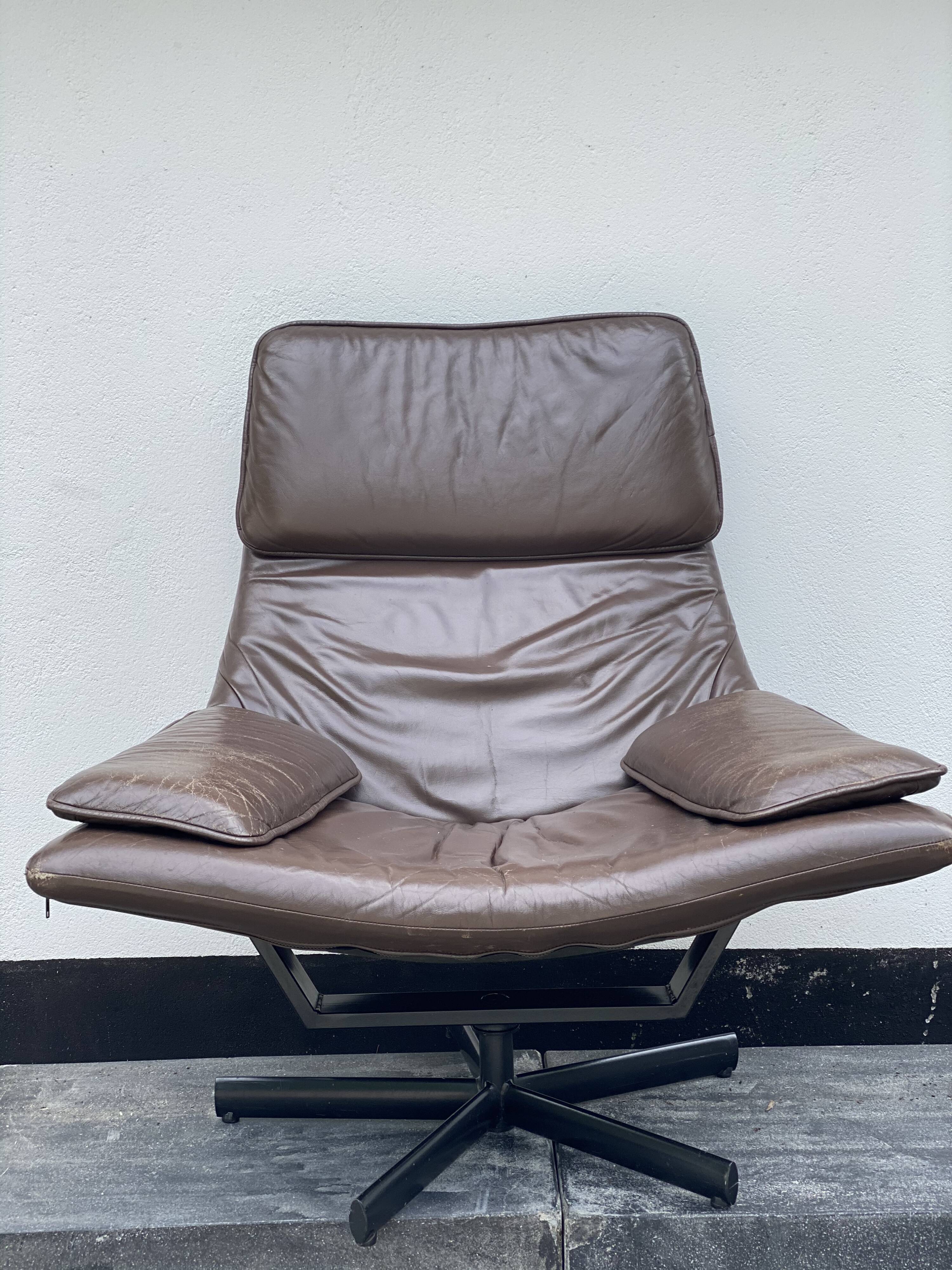 Fauteuil pivotant en cuir brun des années 1970
