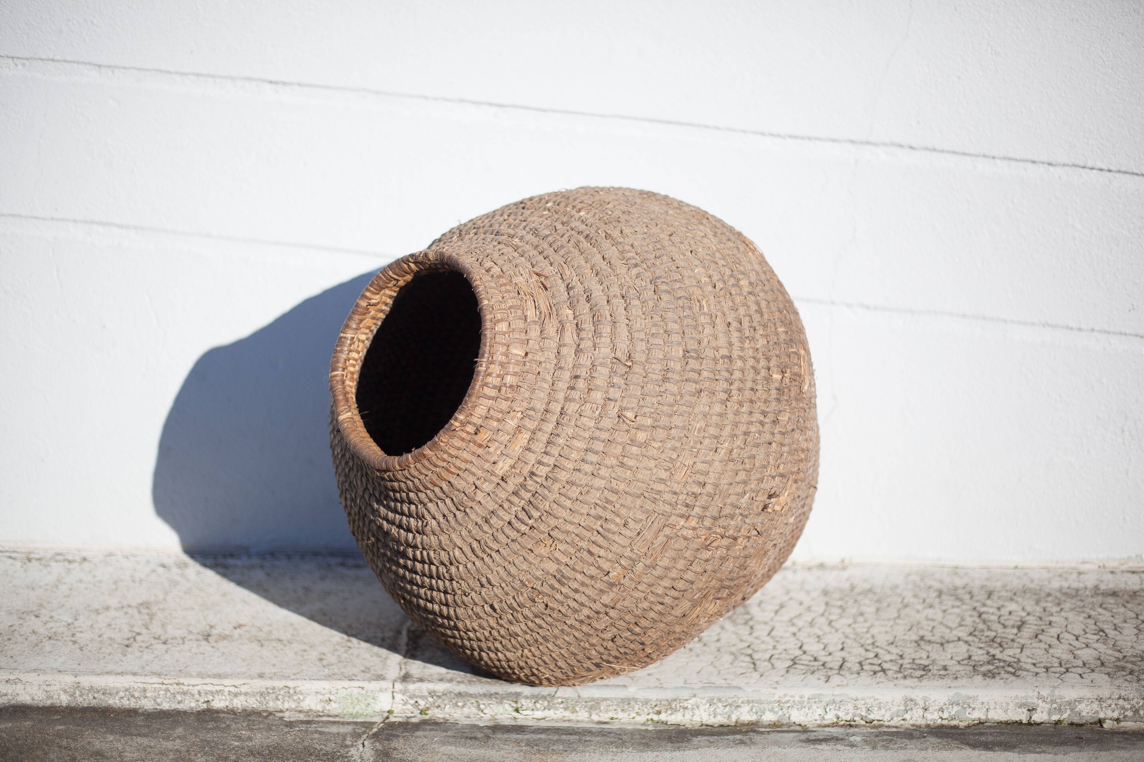Old basket, burgundy XL straw and bramble, woven basket, interior decoration, pantry, cache