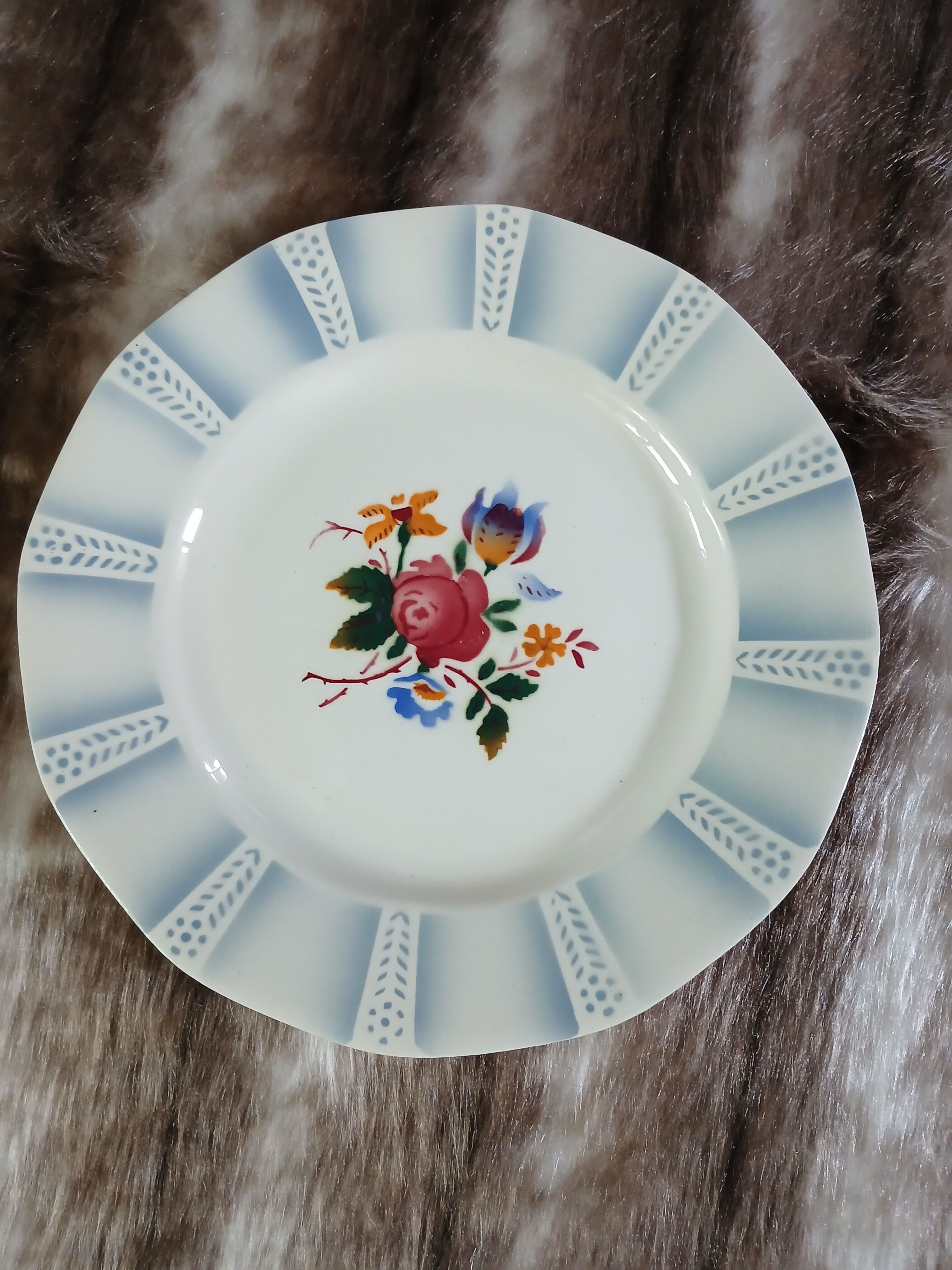 6 mismatched antique dinner plates
