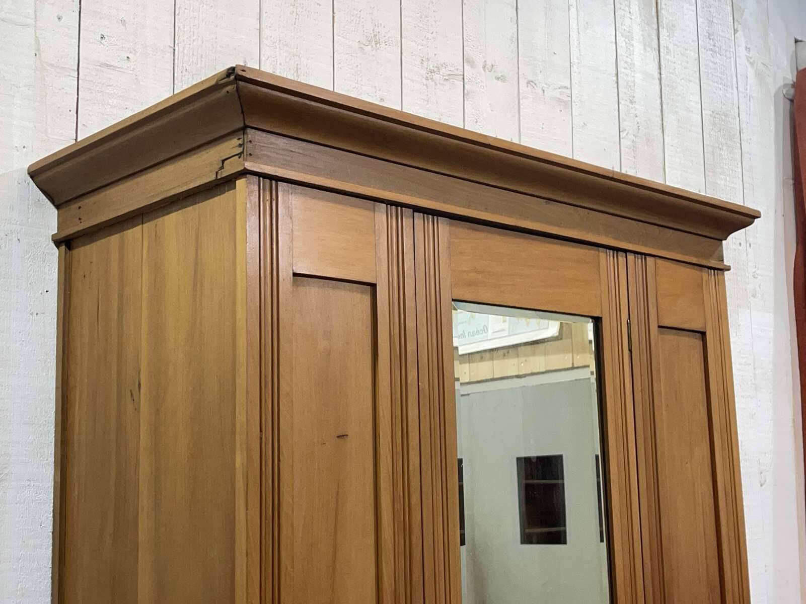 English wardrobe in walnut from the early 20th century.
