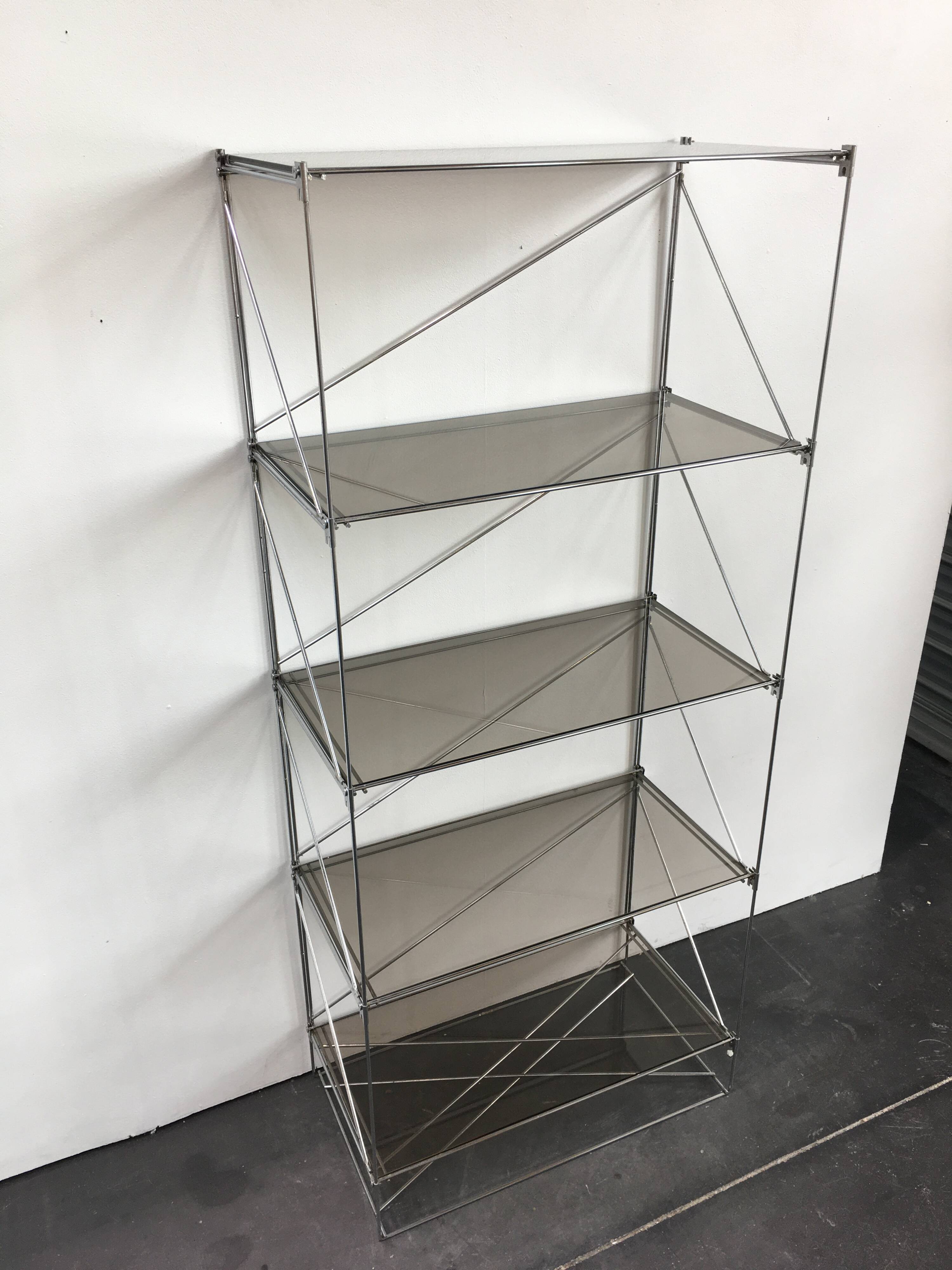 Étagère métal et verre fumé modèle Isocèle par Max Sauze