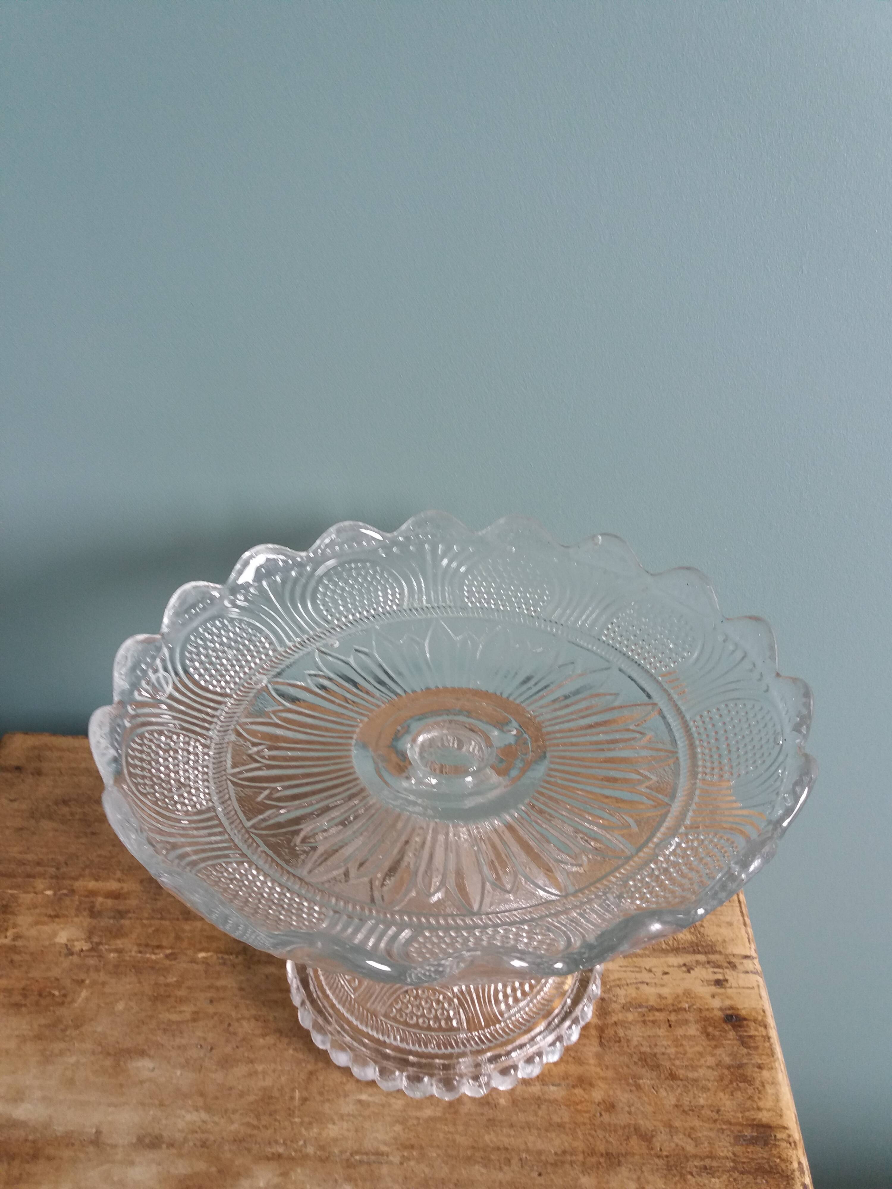 Presentation dish on pedestal cake display