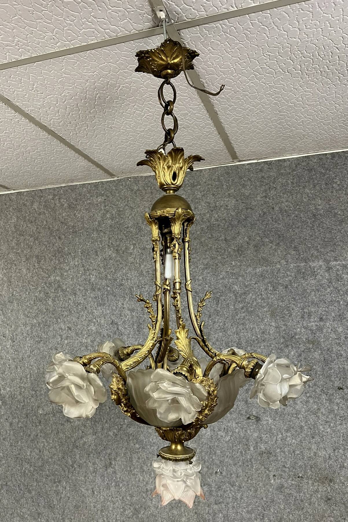 Lustre en bronze doré avec verrerie aux roses et coquilles