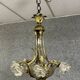 Lustre en bronze doré avec verrerie aux roses et coquilles