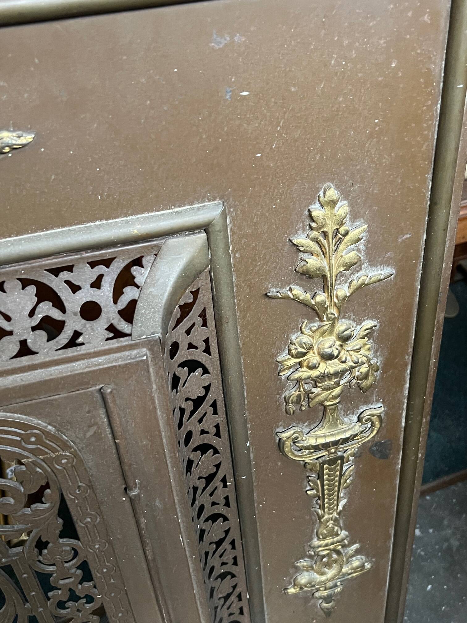 Fireplace screen in the Napoleon III style.