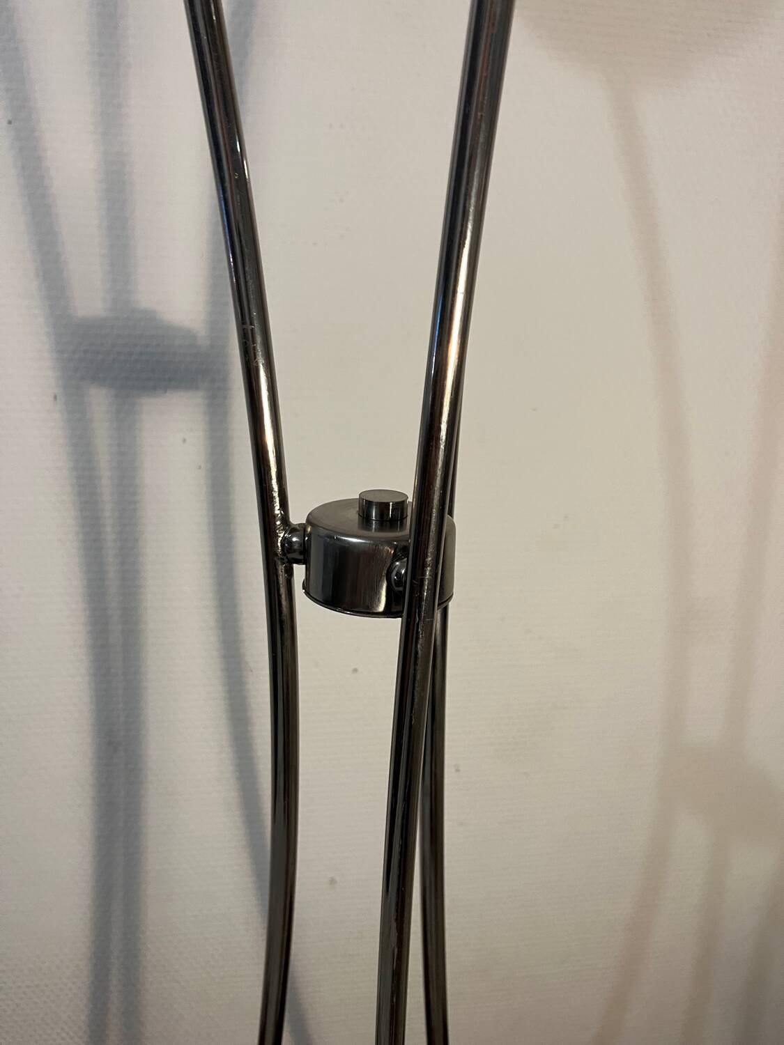 Lampadaire métal socle fonte 3 globes année 80