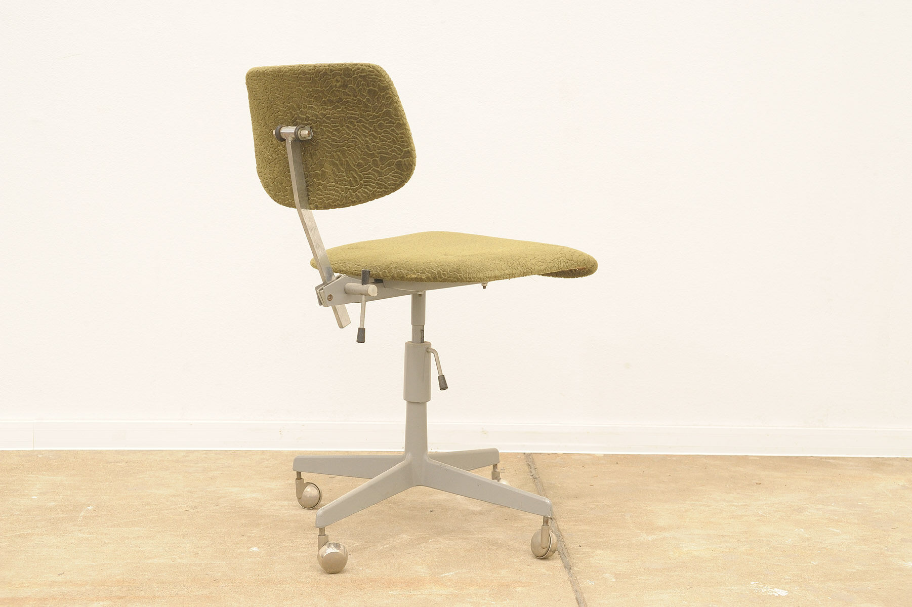 Midcentury swivel desk chair by Kovona 1950s