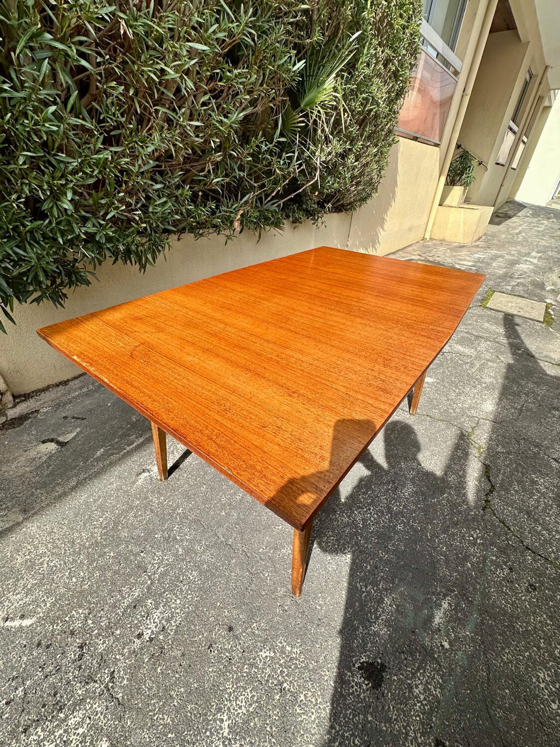 Scandinavian extendable dining table in teak veneer.
