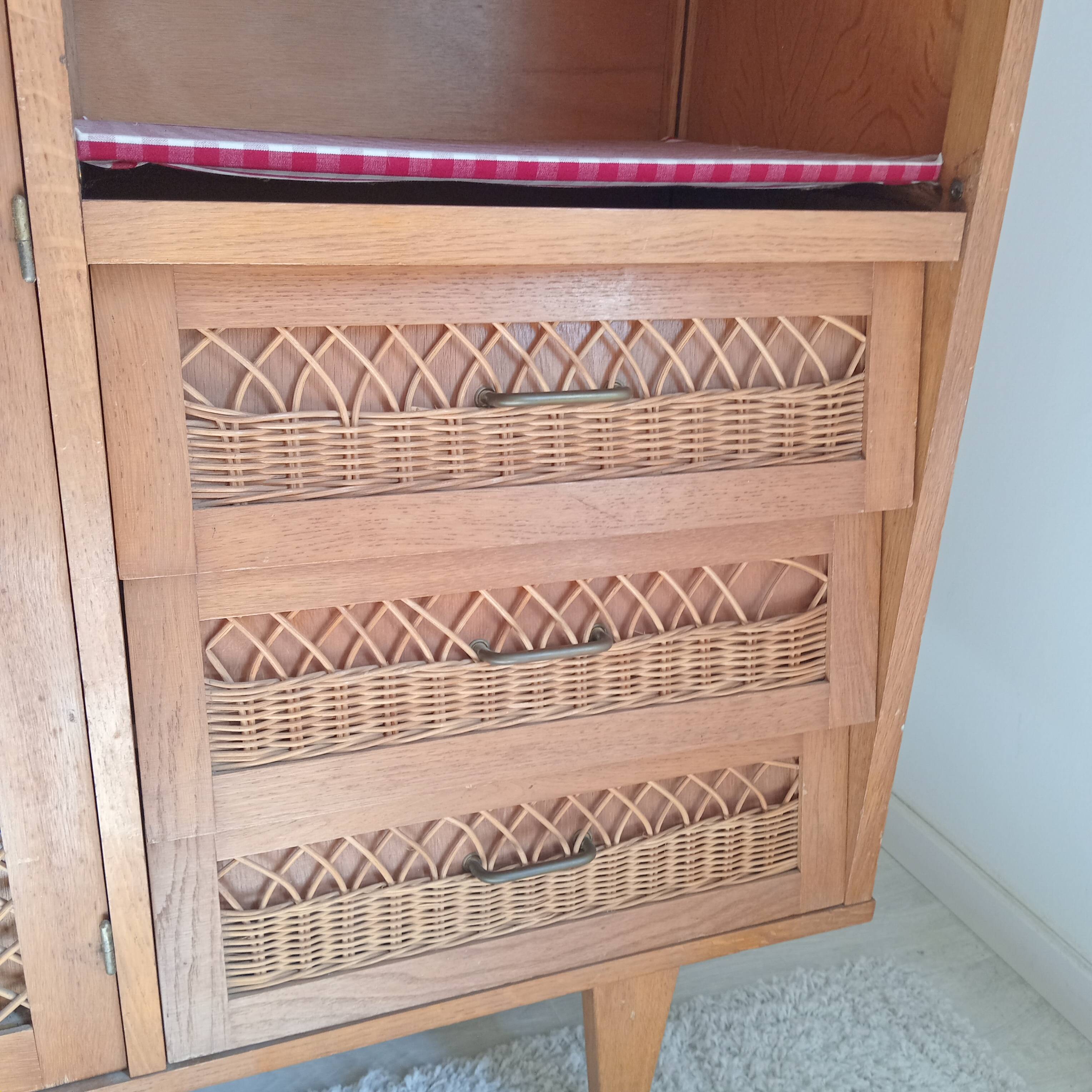 Armoire secrétaire vintage en osier et chêne clair – Années 6