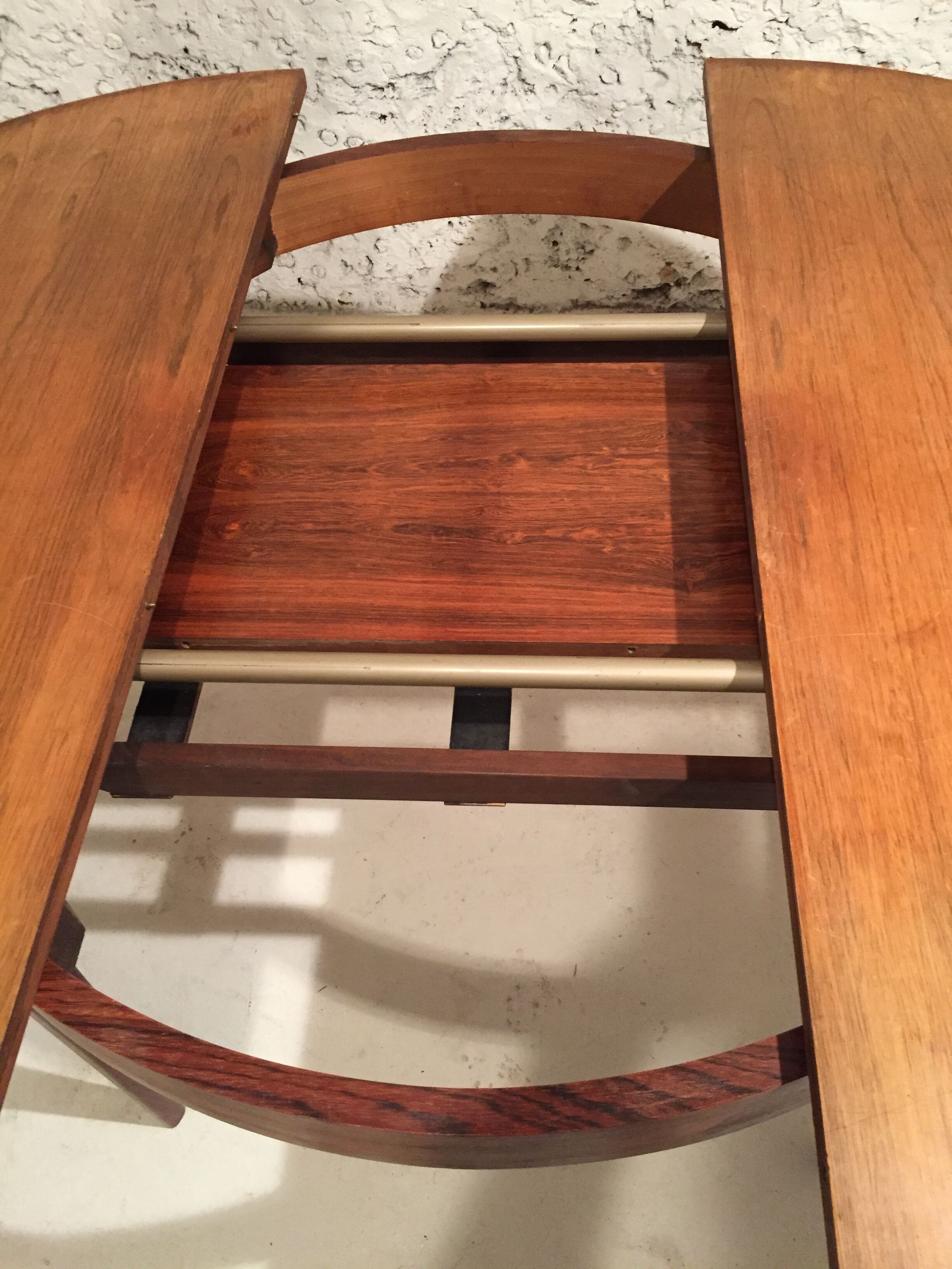Scandinavian round table in rosewood veneer
