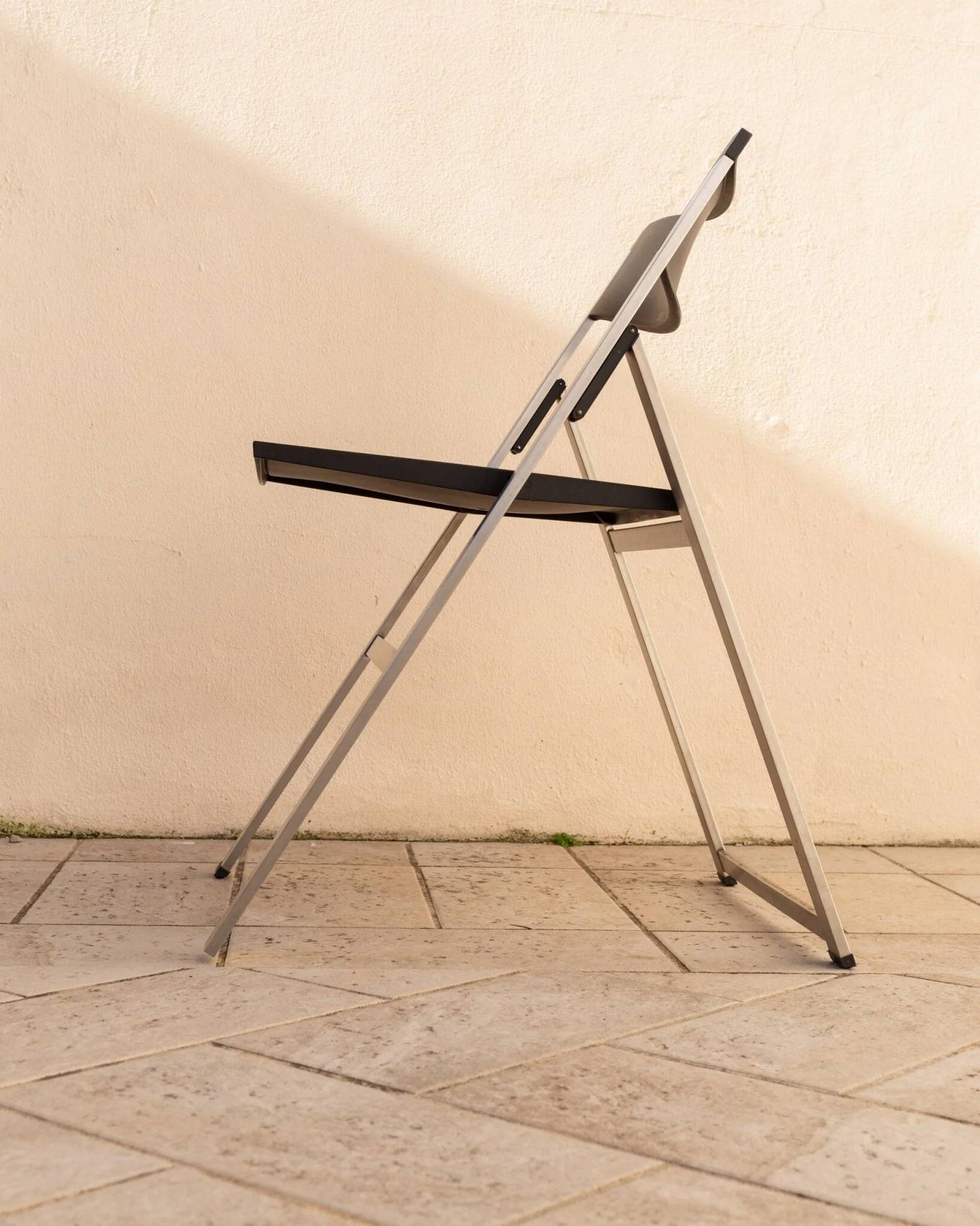 Chaise pliante Tecno P08 par Justus Kolberg - Cadre en acier, siège en plastique noir, fabriquée en Italie, années 1990.