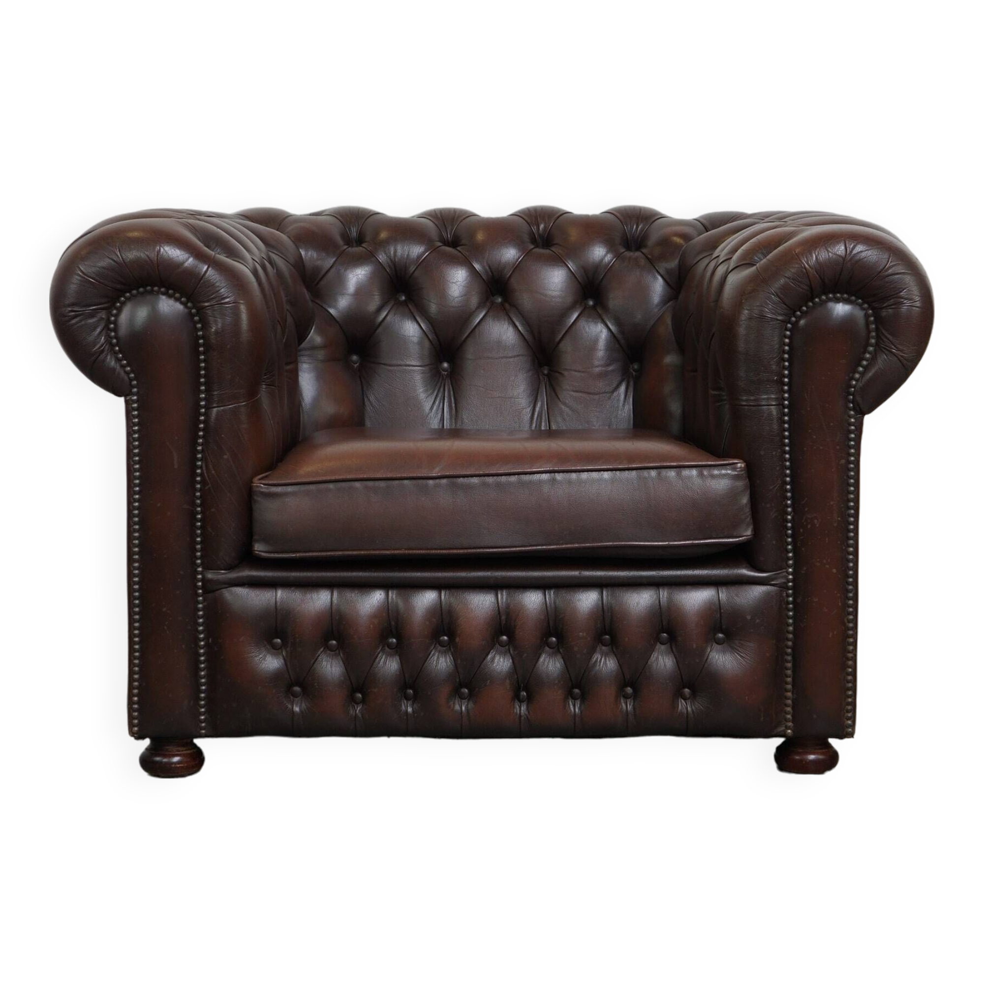 Beautiful and spacious dark brown mottled English cow leather Chesterfield armchair