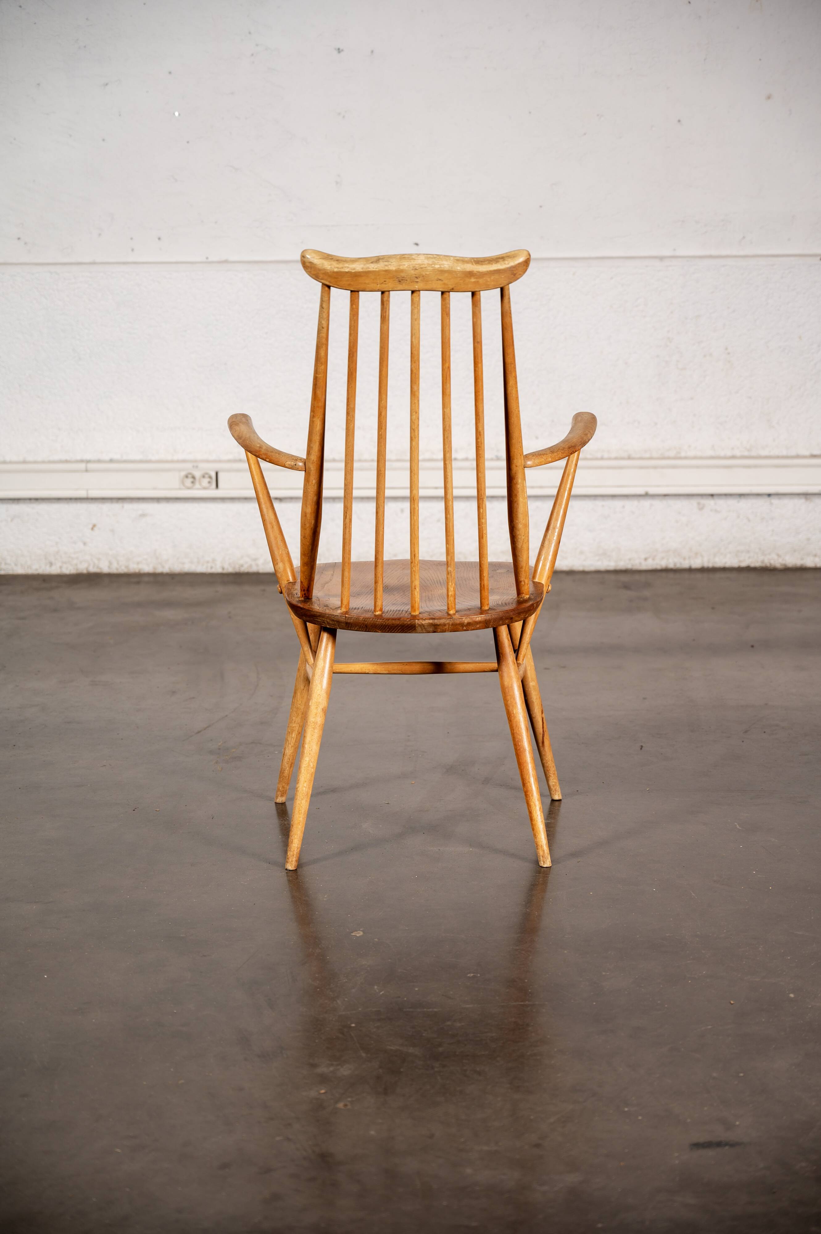 Set of 2 Windsor chairs with armrests.