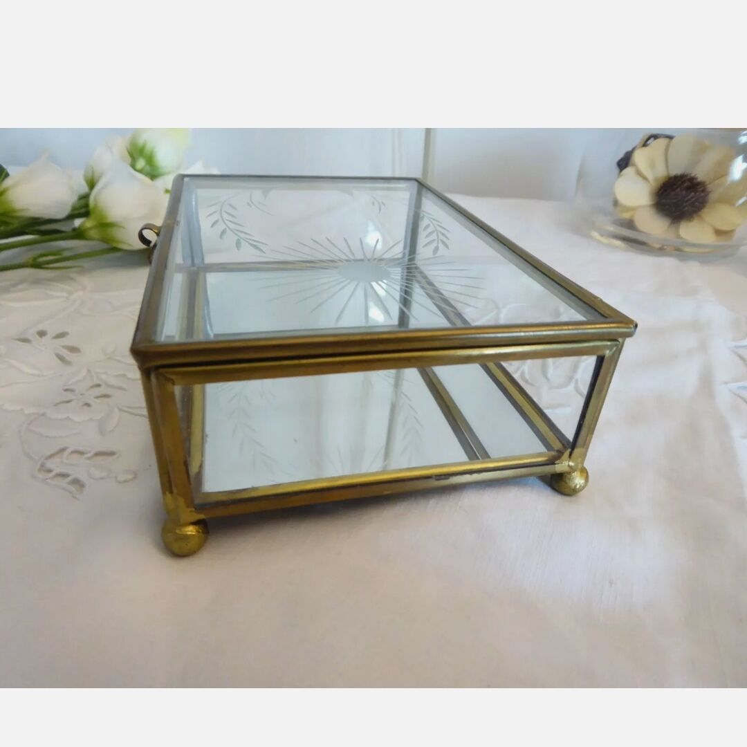 Vintage jewelry box in engraved glass and mirror bottom