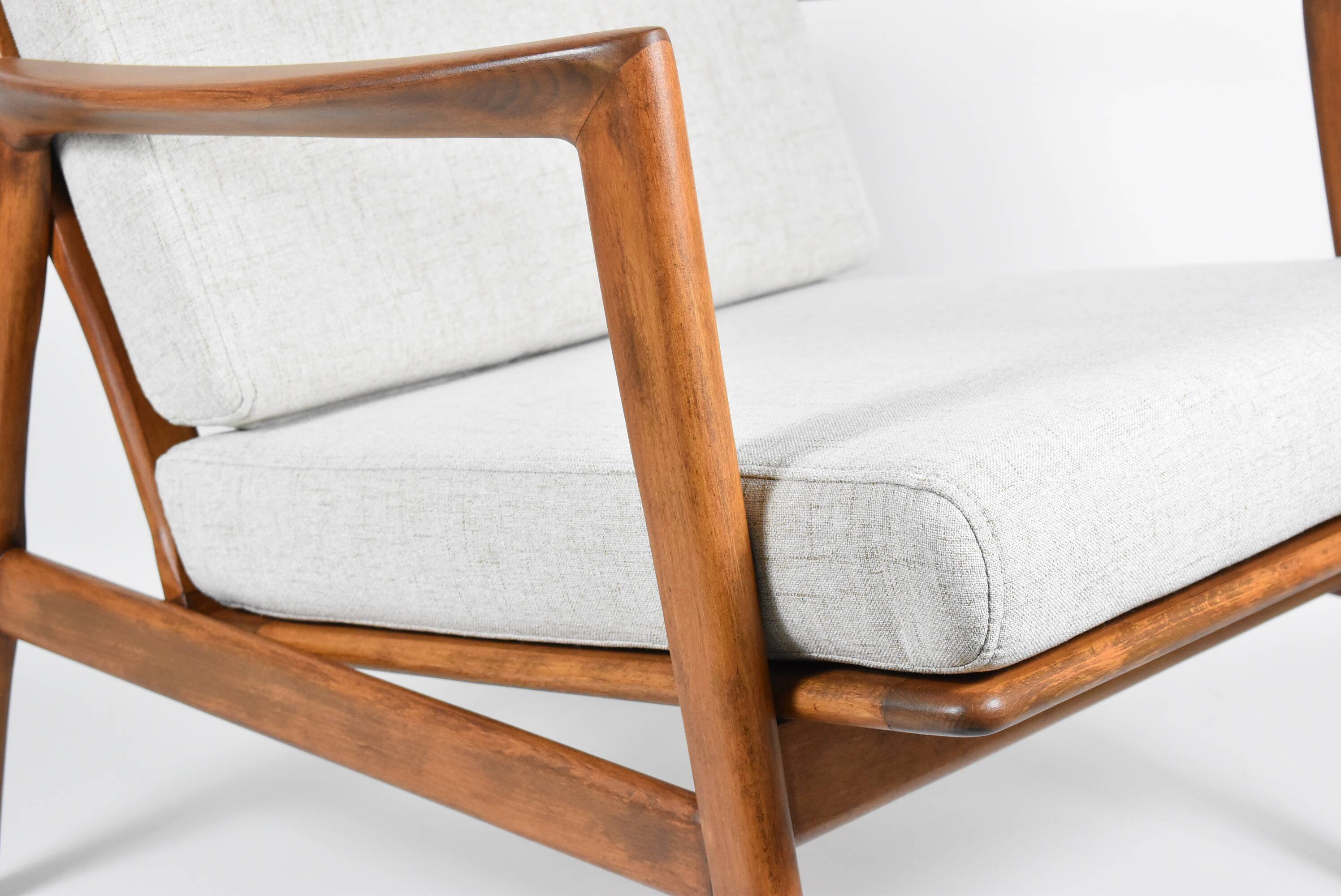 Fauteuil scandinave restauré avec repos-pieds, icône des années 60, tissu marron, teck