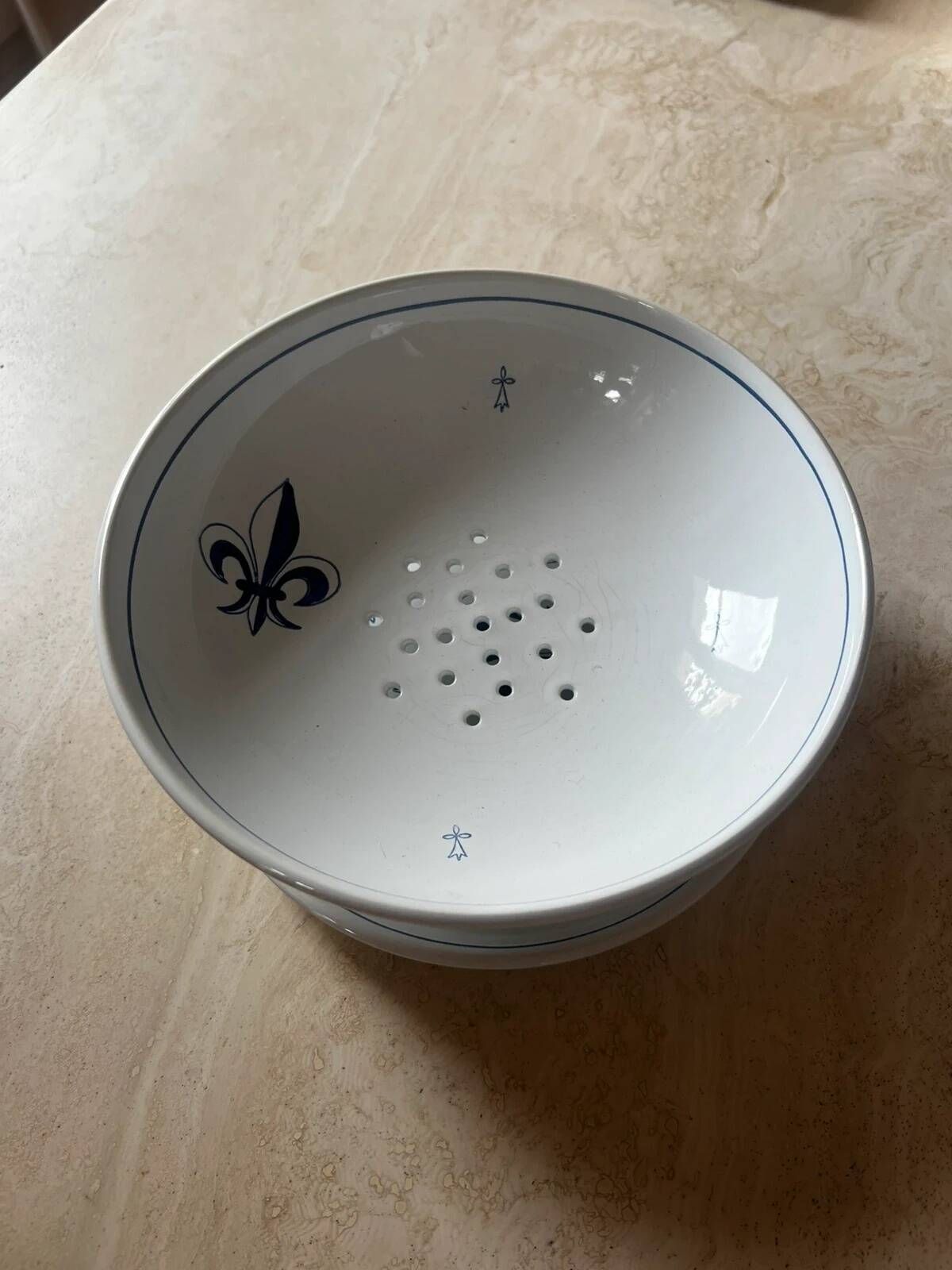 Fruit strainer in earthenware, Pornic, lily flower design.