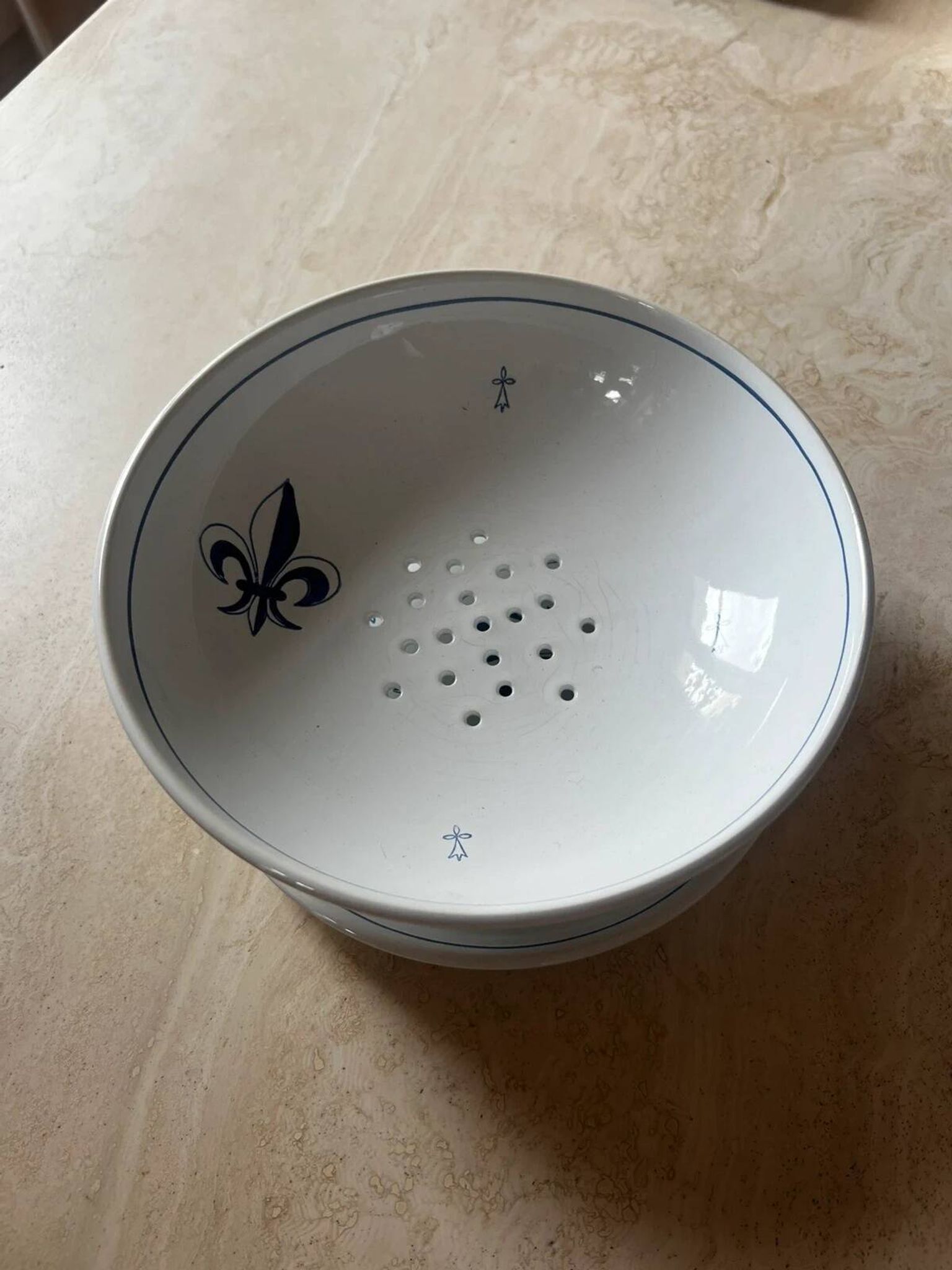 Fruit strainer in earthenware, Pornic, lily flower design.