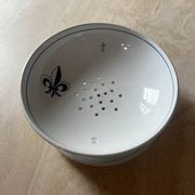 Fruit strainer in earthenware, Pornic, lily flower design.